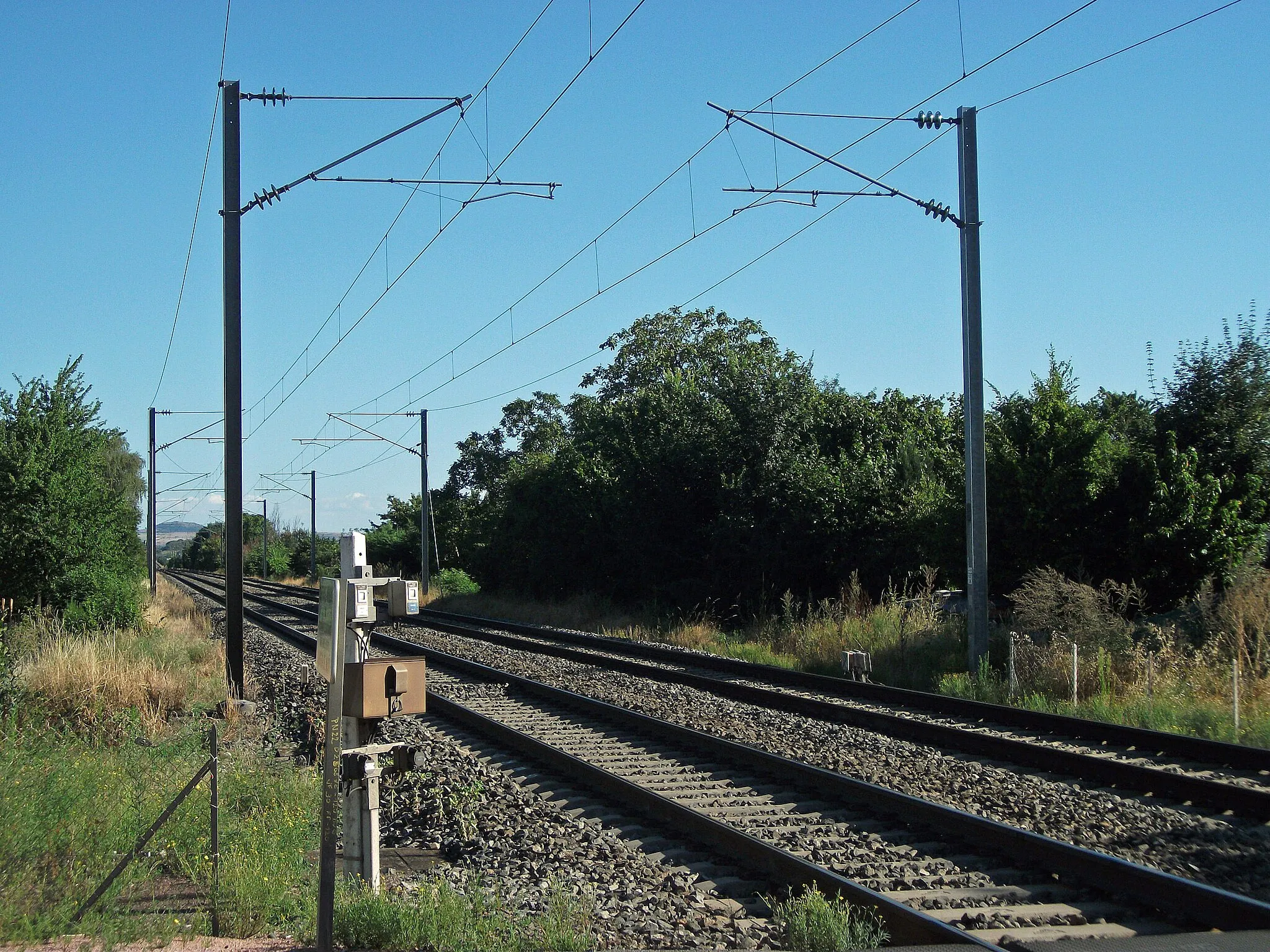 Photo showing: Saint-Germain-des-Fossés–Nîmes railway in Ménétrol, Puy-de-Dôme, France, direction Clermont-Ferrand [11531]