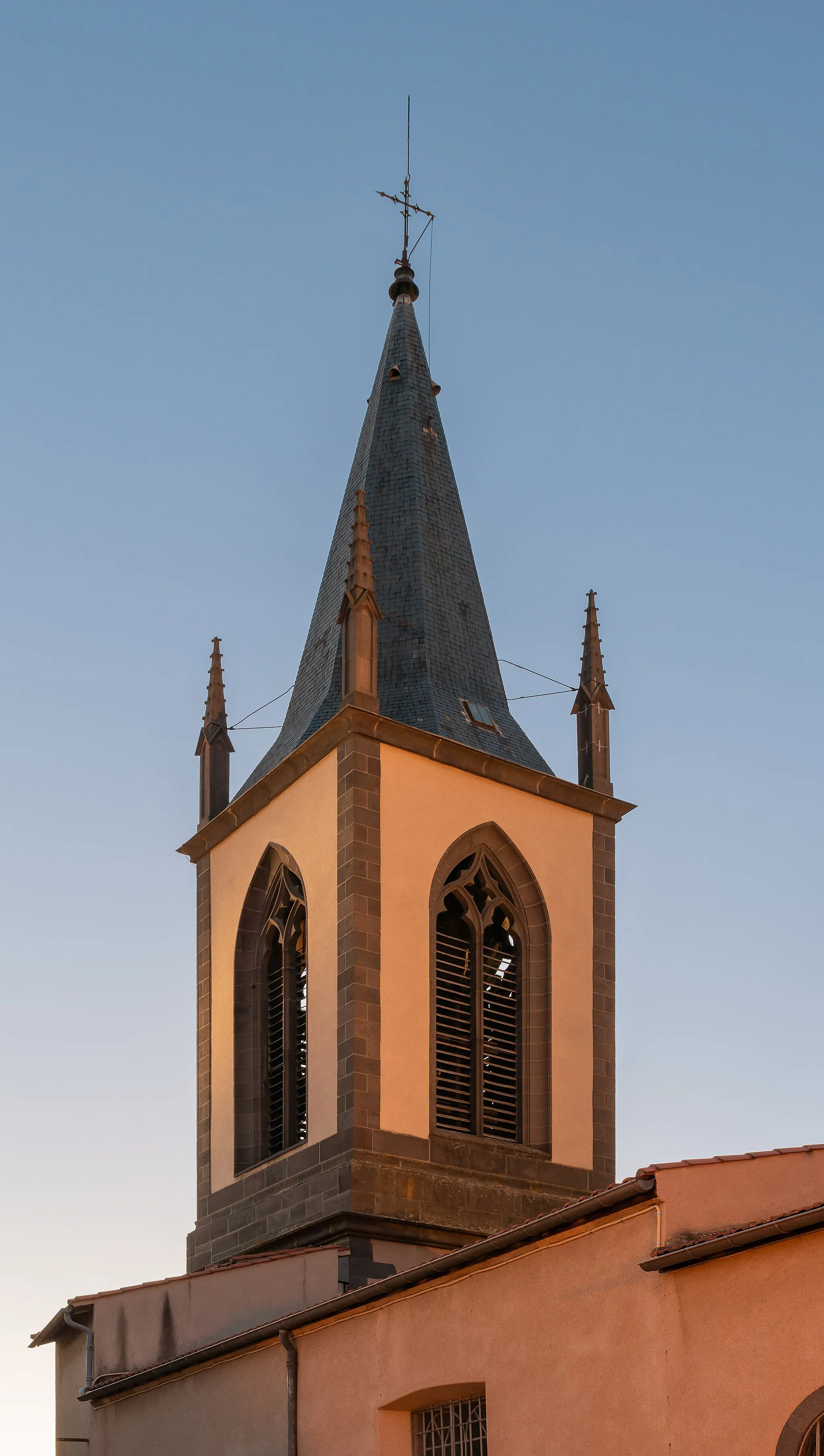 Photo showing: Bell tower of the Saint Peter in chains church in Mezel, Puy-de-Dôme, France