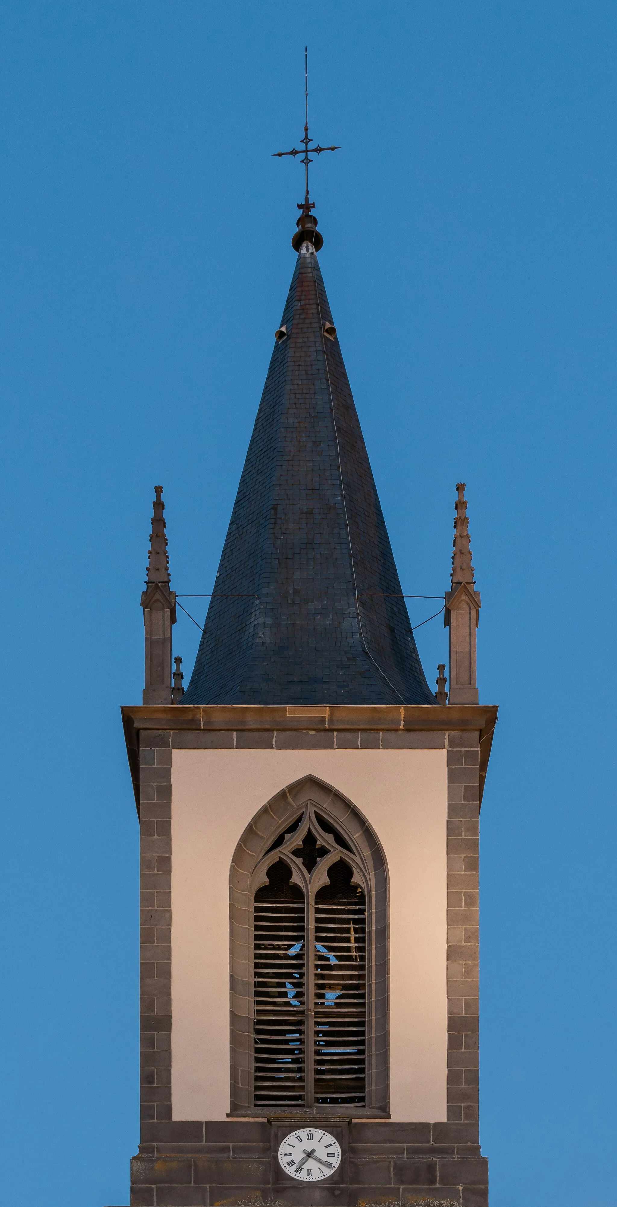 Photo showing: Bell tower of the Saint Peter in chains church in Mezel, Puy-de-Dôme, France