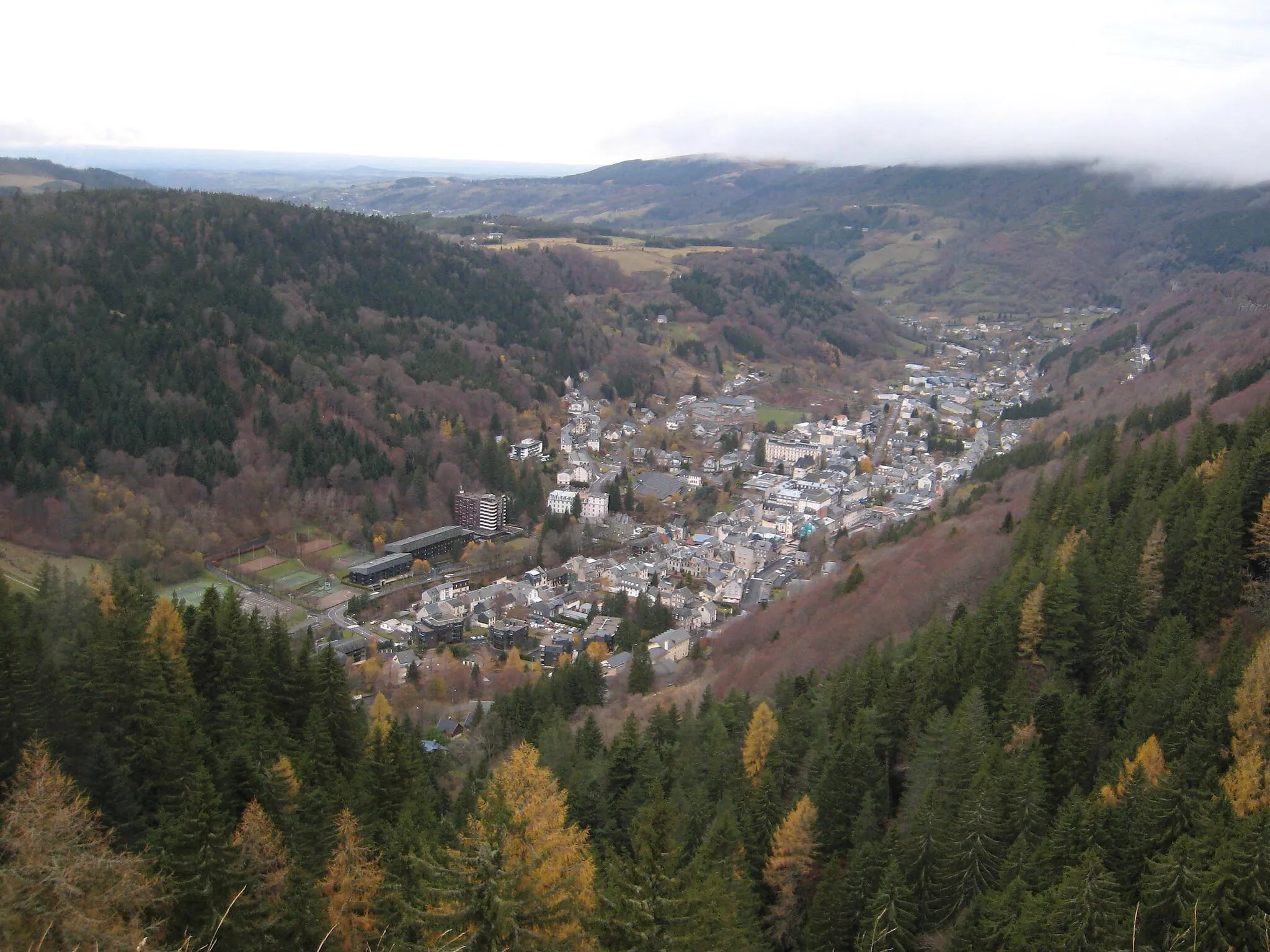 Photo showing: Mont-Dore from above the Grande Cascade (a waterfall to one side of the town)