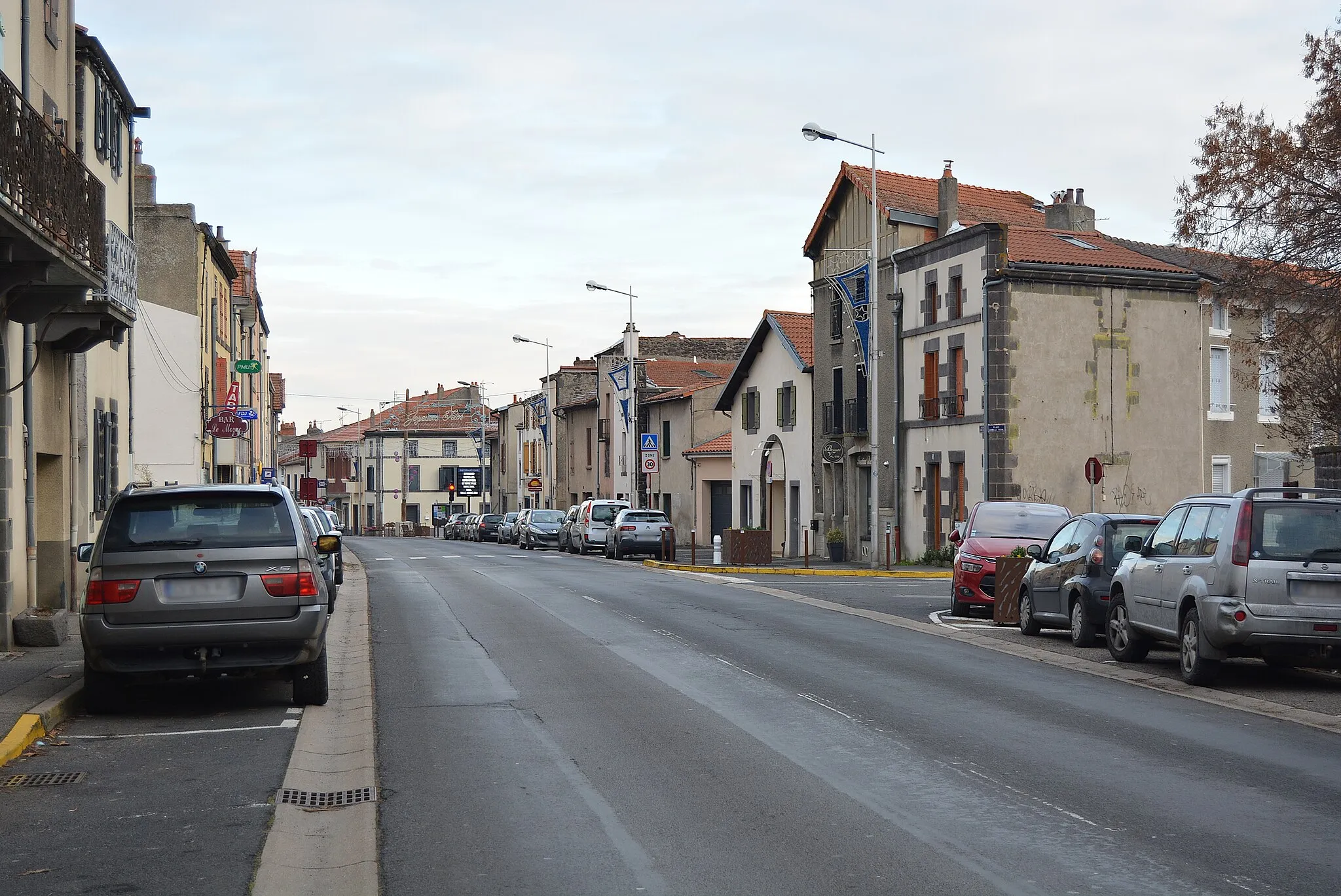 Photo showing: Rue de l'Hôtel-de-Ville (route départementale 986) en direction de Riom, à Mozac (Puy-de-Dôme, Auvergne-Rhône-Alpes, France).