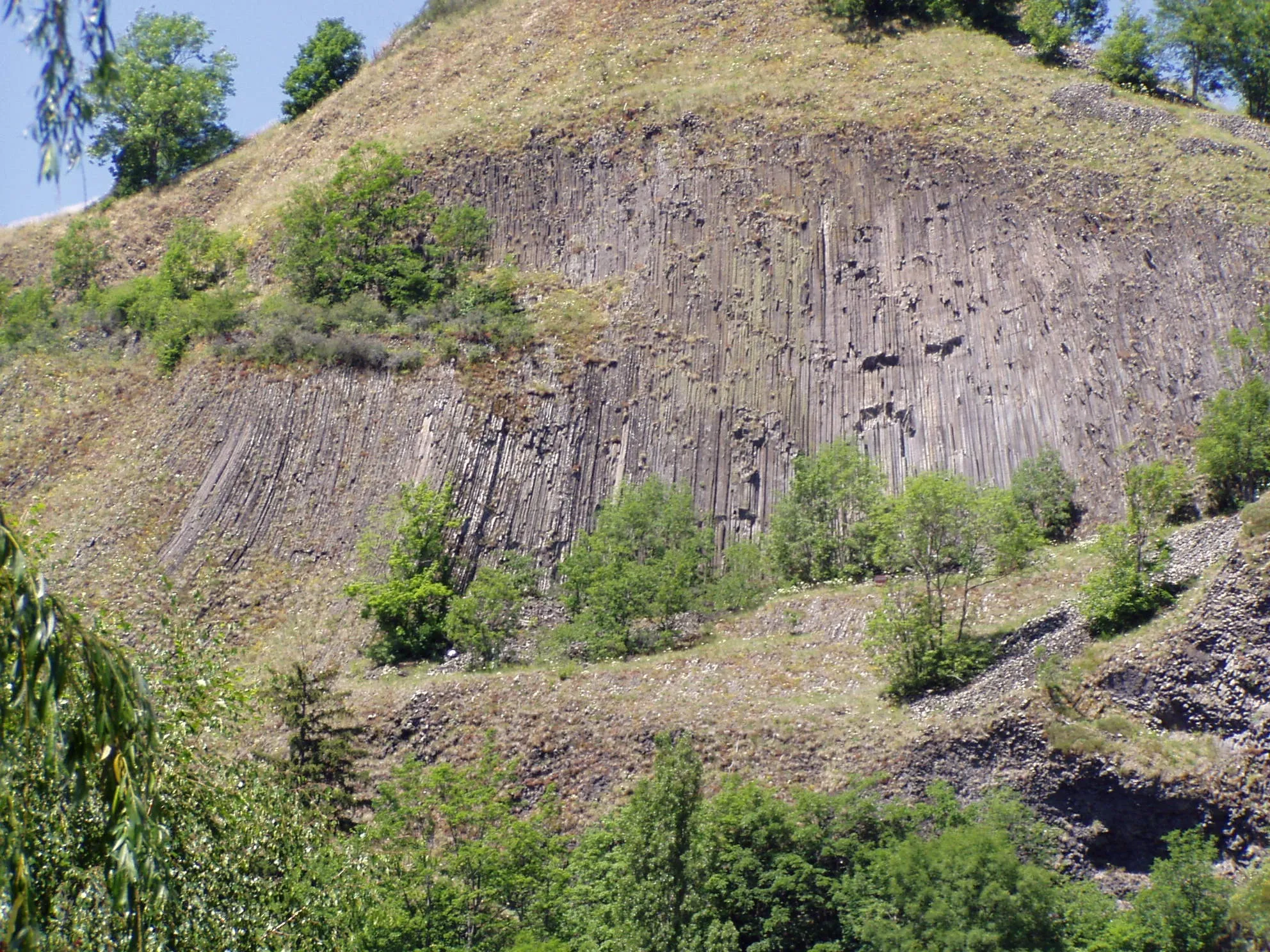 Photo showing: Orgues basaltiques du rocher de Bonnevie à Murat (Cantal), France.