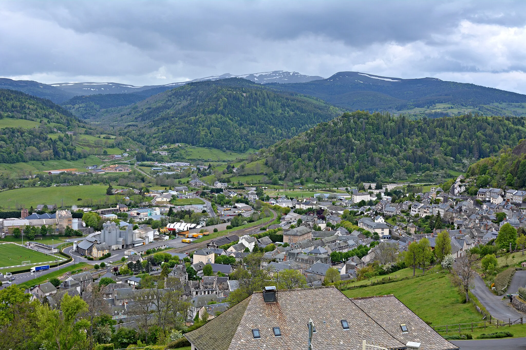 Photo showing: Vue panoramique de Murat et de ses environs depuis le nord est, Cantal, Auvergne, France