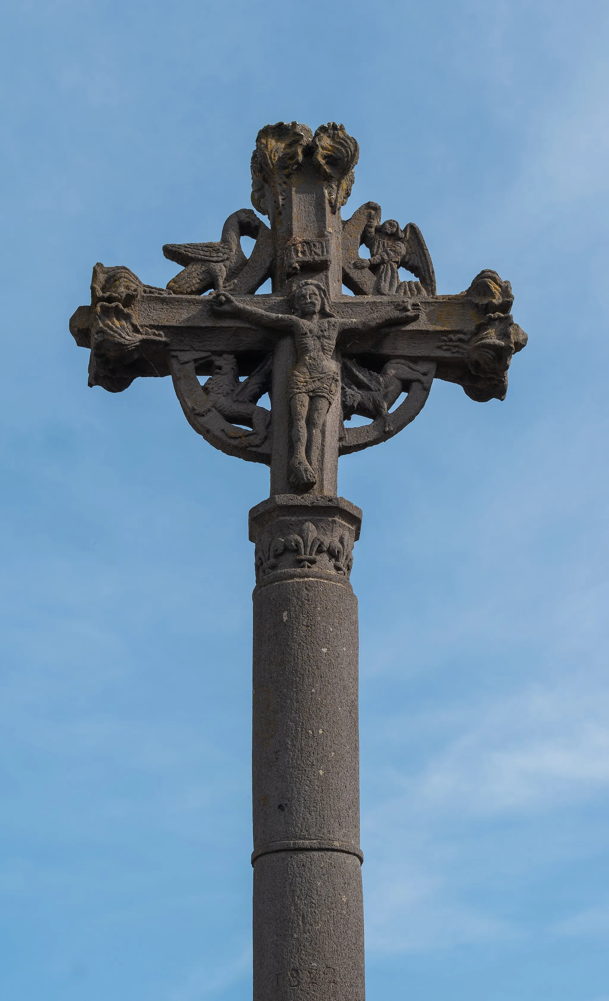 Photo showing: Wayside cross in Peschadoires, Puy-de-Dôme, France