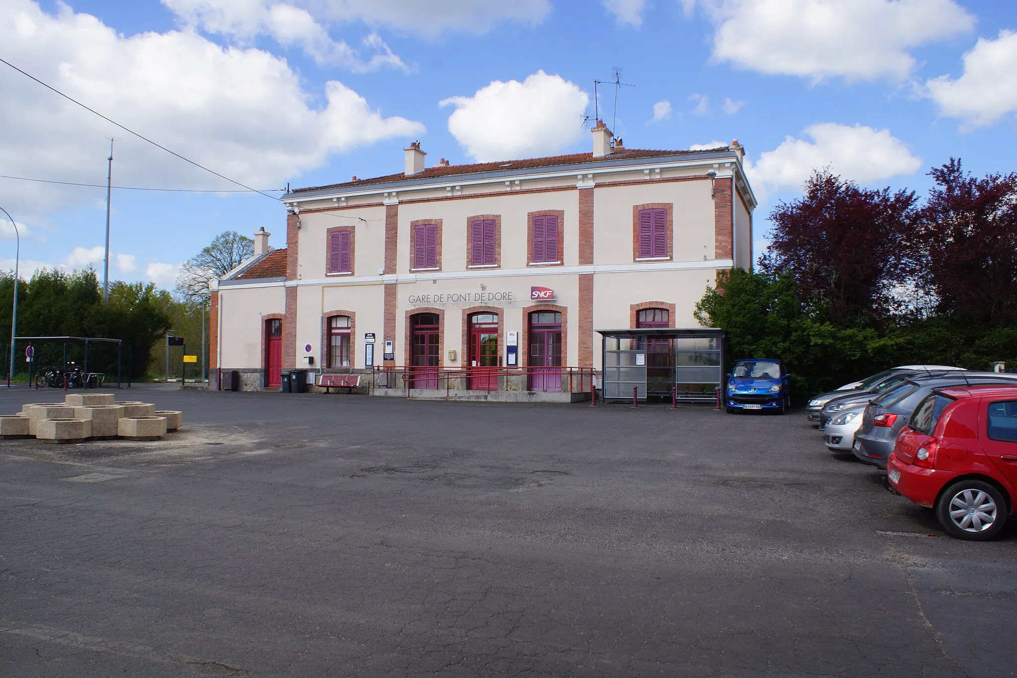 Photo showing: Gare de Pont-de-Dore, le bâtiment voyageurs et l'entrée de la halte.