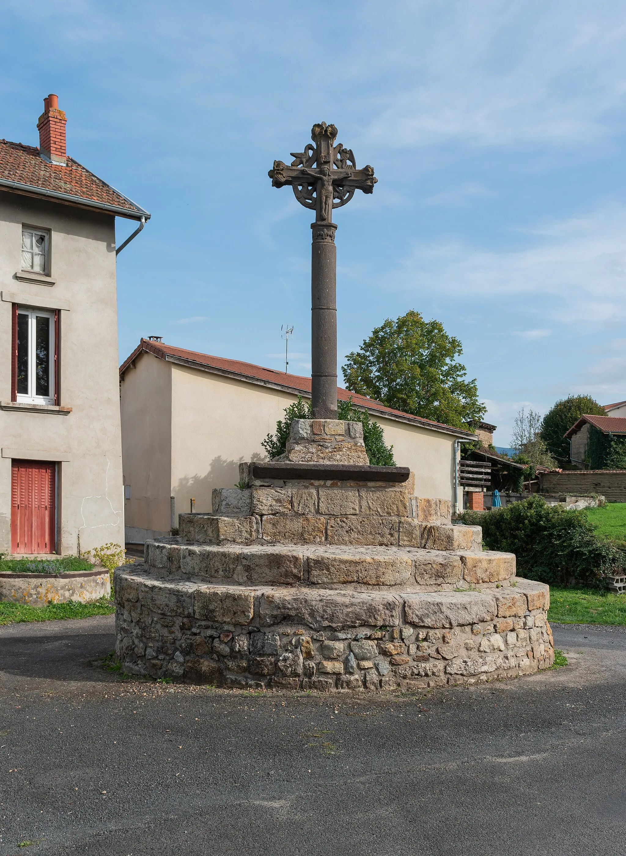 Photo showing: Wayside cross in Peschadoires, Puy-de-Dôme, France