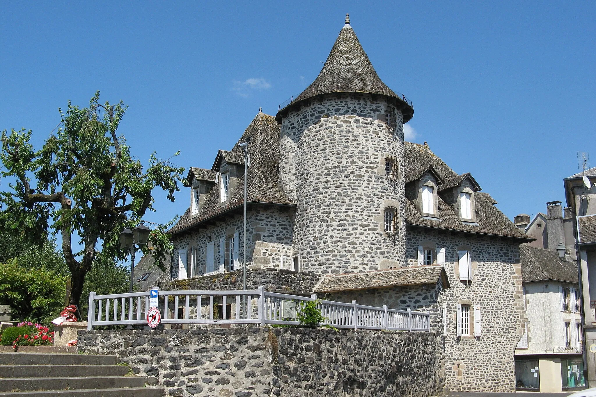 Photo showing: Pleaux, château de Doignon