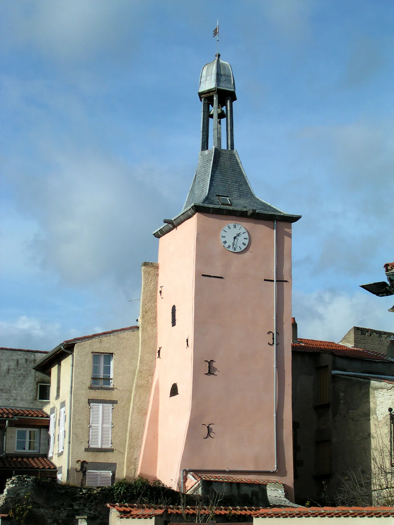 Photo showing: Tower in Pont-du-Château (Puy-de-Dôme, France).