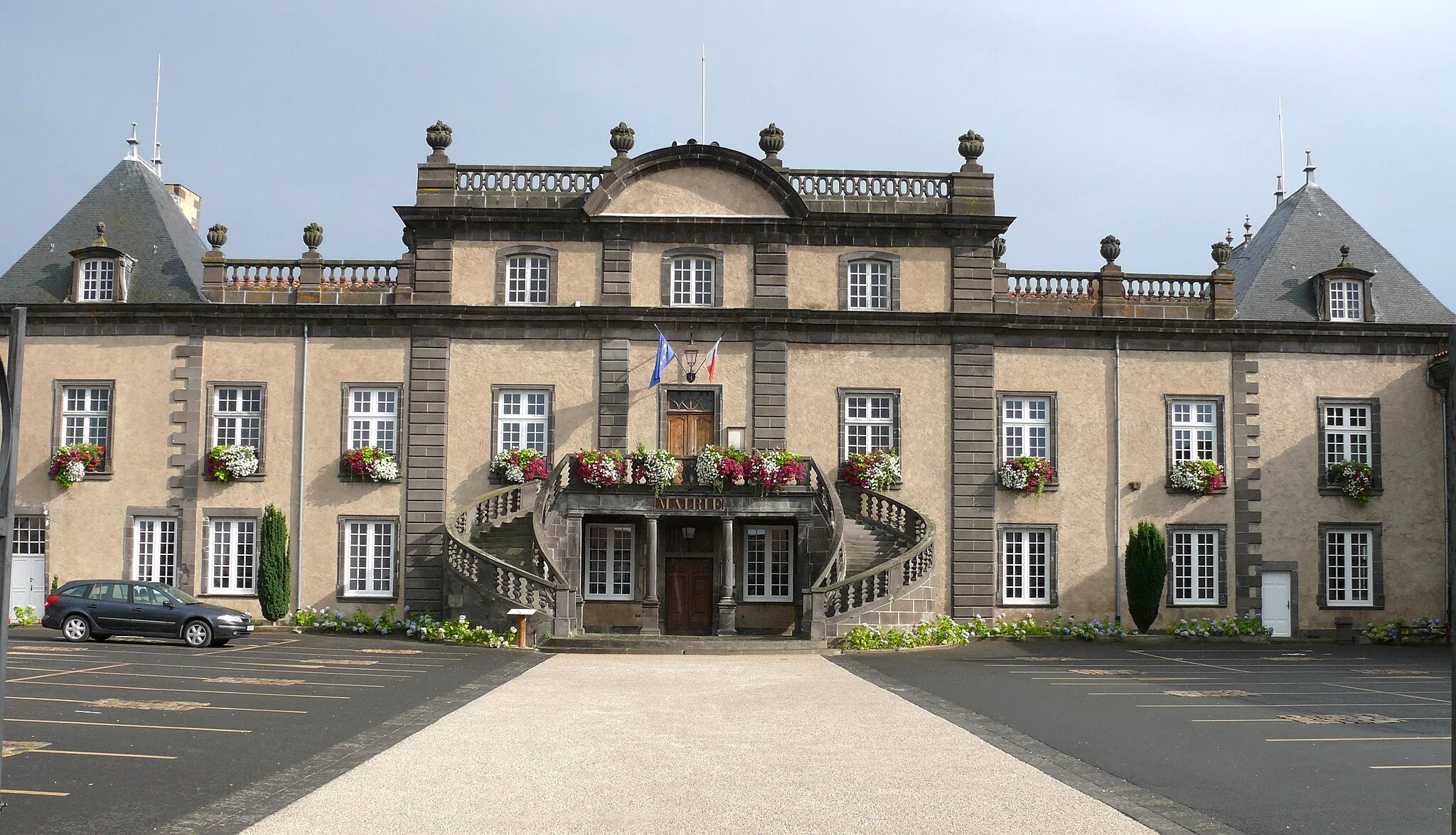 Photo showing: Pont-du-Château - Château-mairie - Façade sur cour