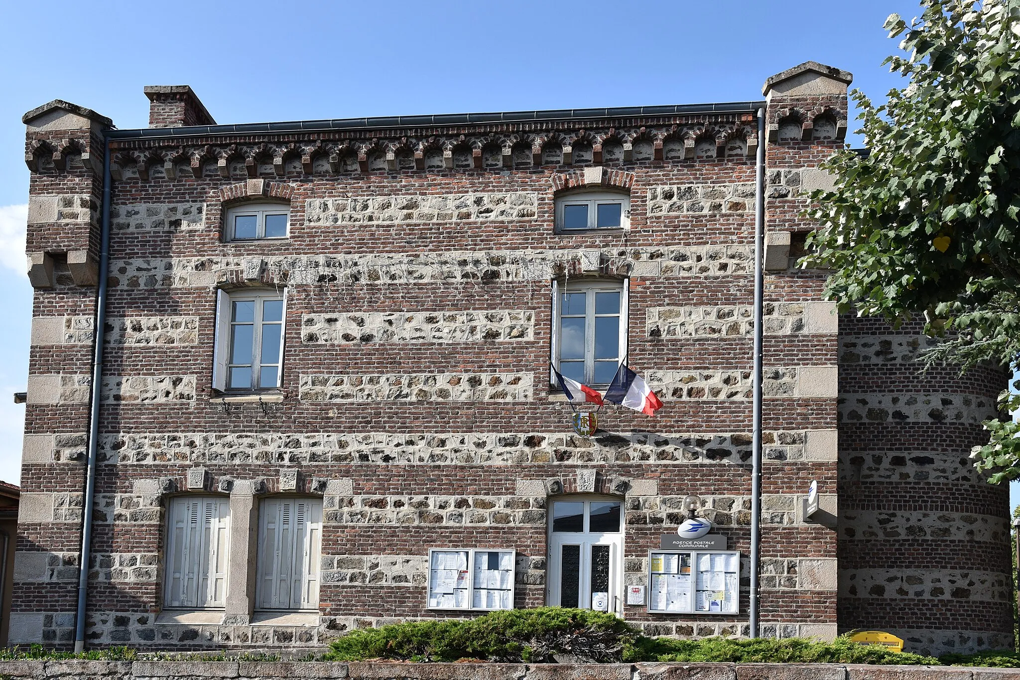 Photo showing: This building is indexed in the base Mérimée, a database of architectural heritage maintained by the French Ministry of Culture, under the reference PA43000035 .