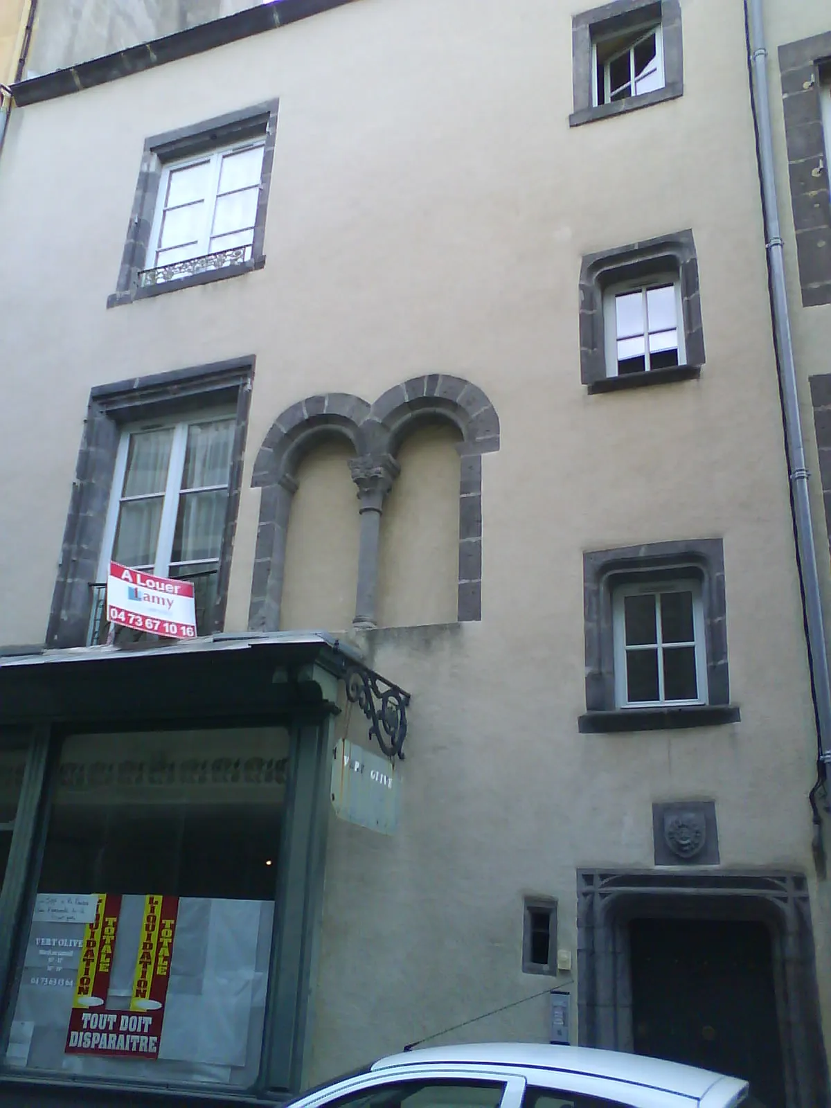 Photo showing: maison, 6 rue de la caisse d'épargne à Riom
éléments classés MH: fenêtre et porte