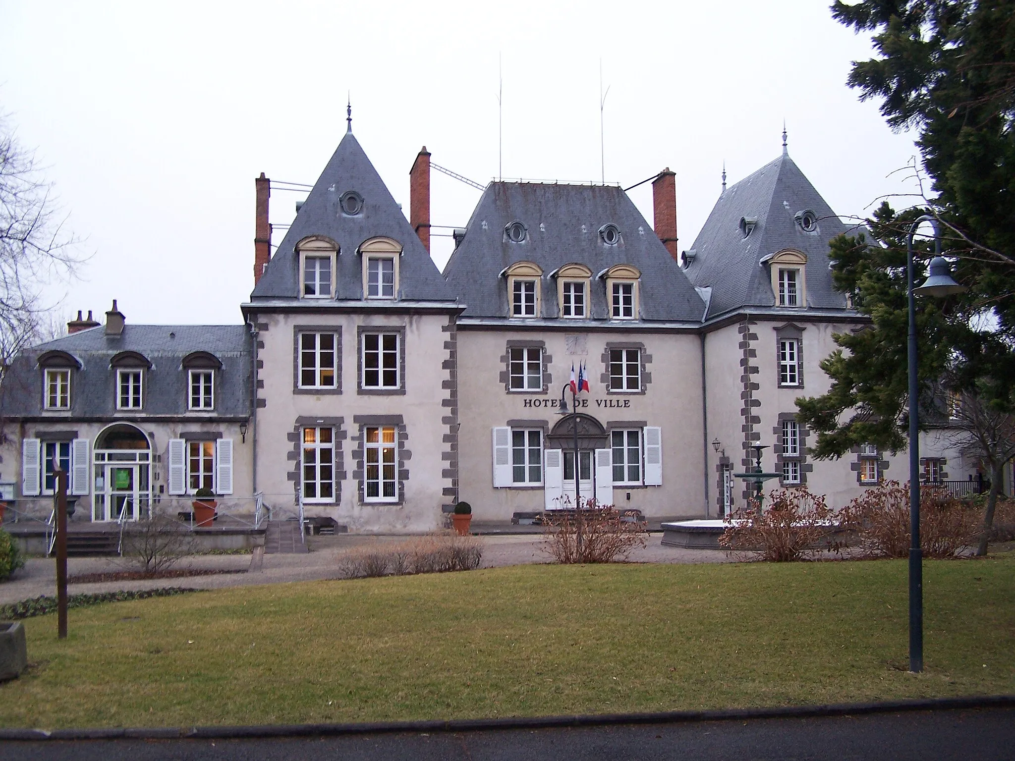 Photo showing: Mairie de Romagnat (63540)
Chateau de Bezance