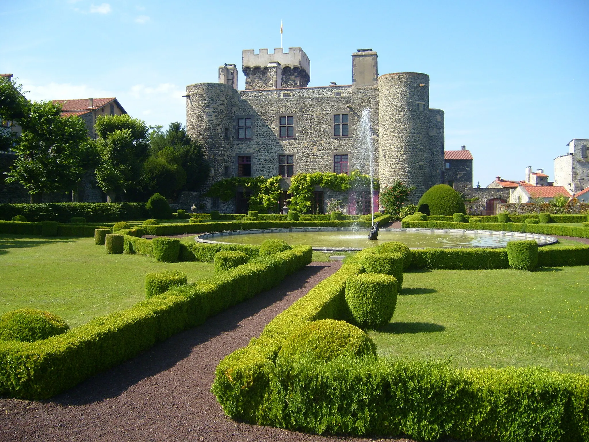 Photo showing: Exterior and upper terrace of the Chateau d'Opme, Romagnat, in the Auvergne