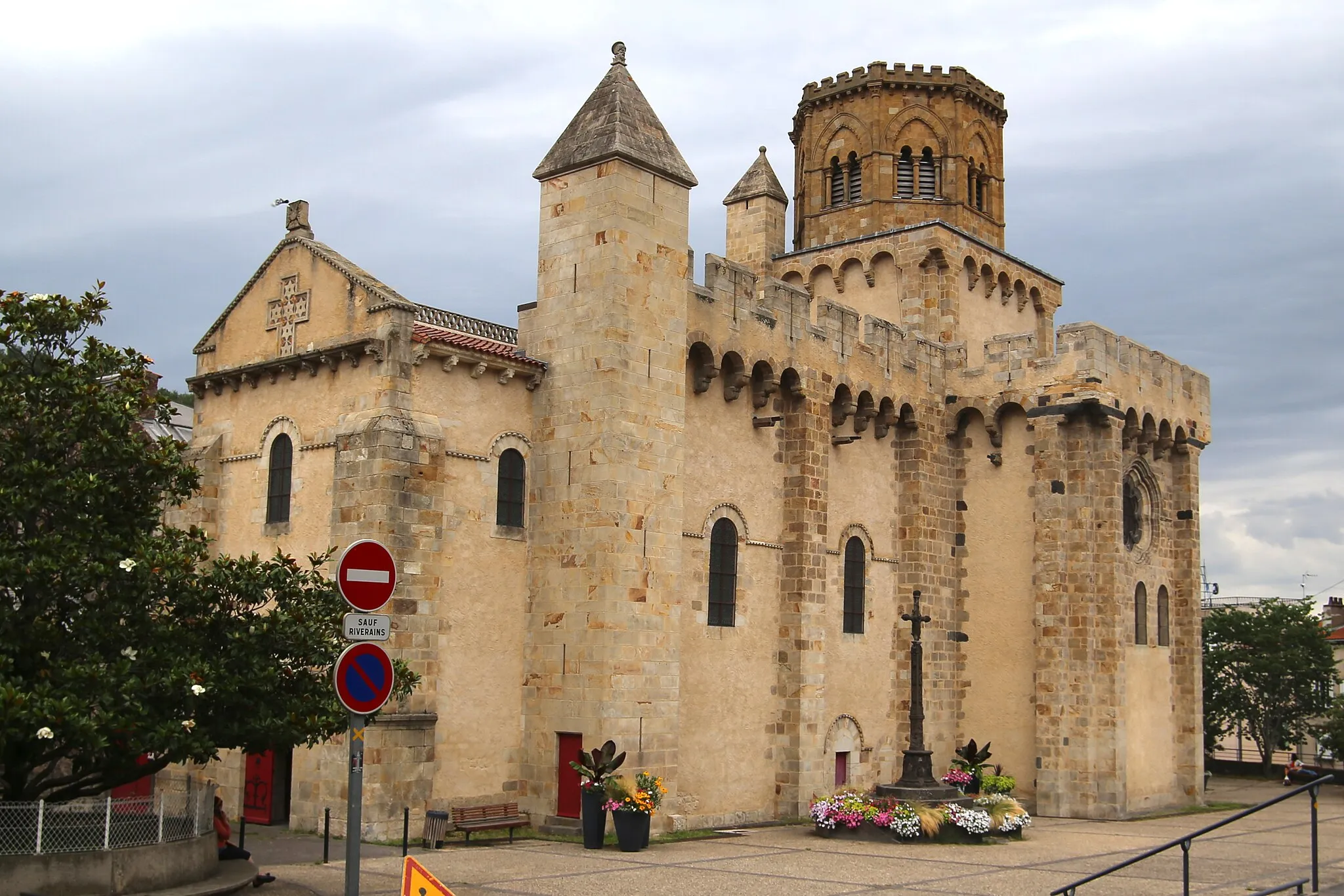 Photo showing: This building is indexed in the base Mérimée, a database of architectural heritage maintained by the French Ministry of Culture, under the reference PA00092332 .