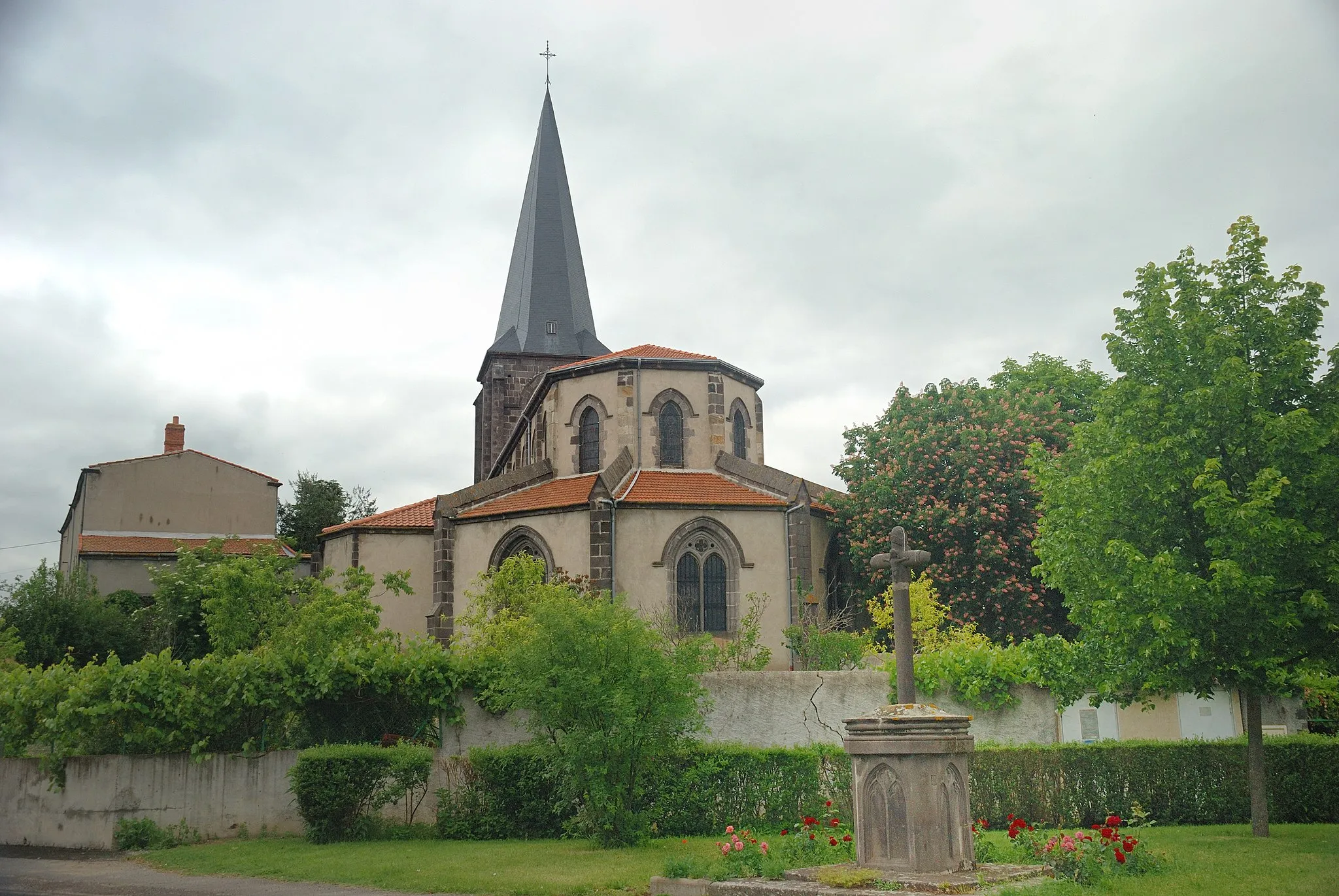 Photo showing: Church of Saint-Beauzire (Puy-de-Dôme, France).