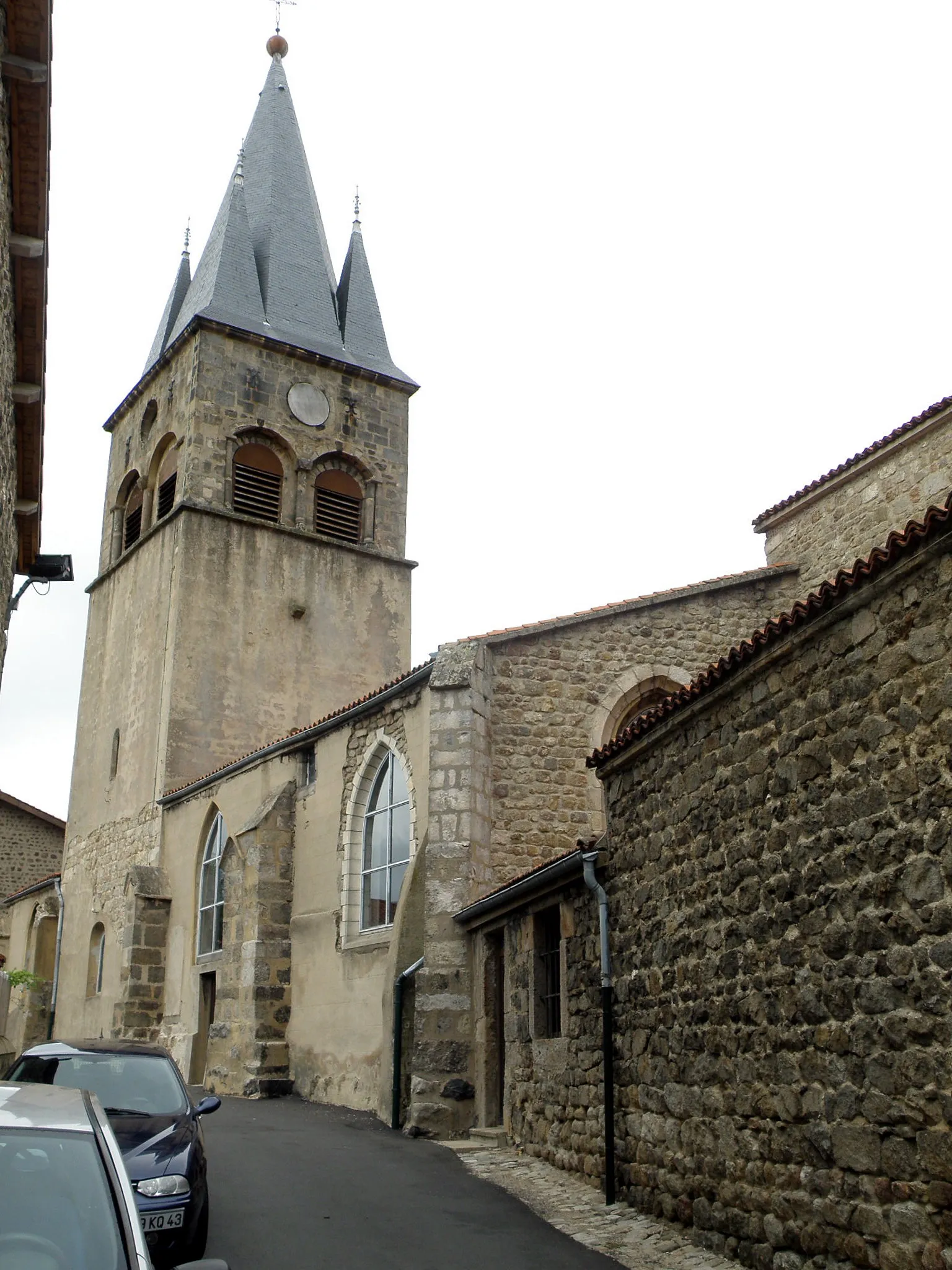 Photo showing: Saint-Didier-en-Velay, comm. de la Haute-Loire, France, Auvergne. Clocher et flanc méridional de l'église Saint-Didier.