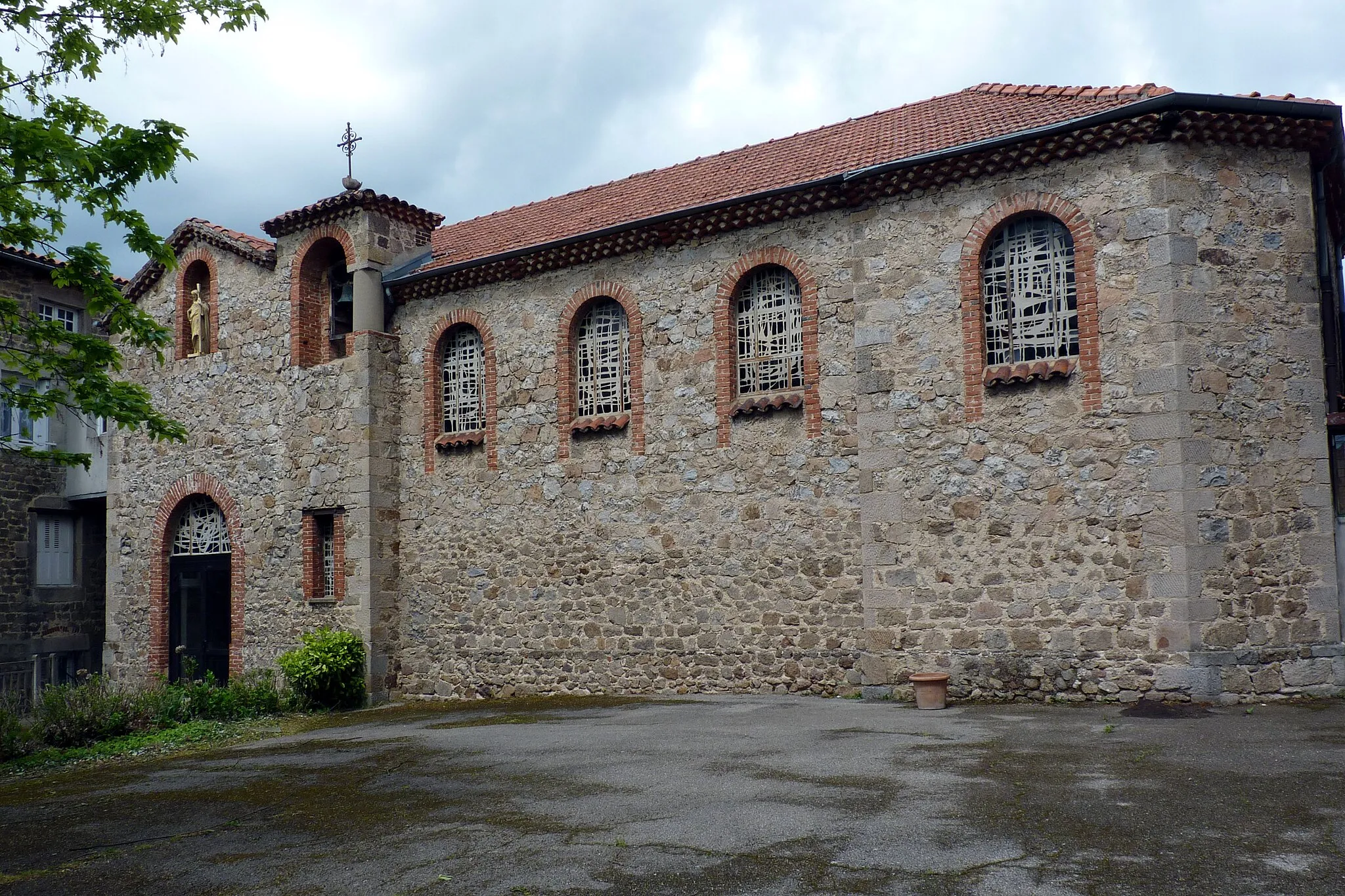 Photo showing: Les vitraux de Louis-René Petit ont été ajoutés en 1964 à la Chapelle Claire-Joie de Saint Didier-en-Velay