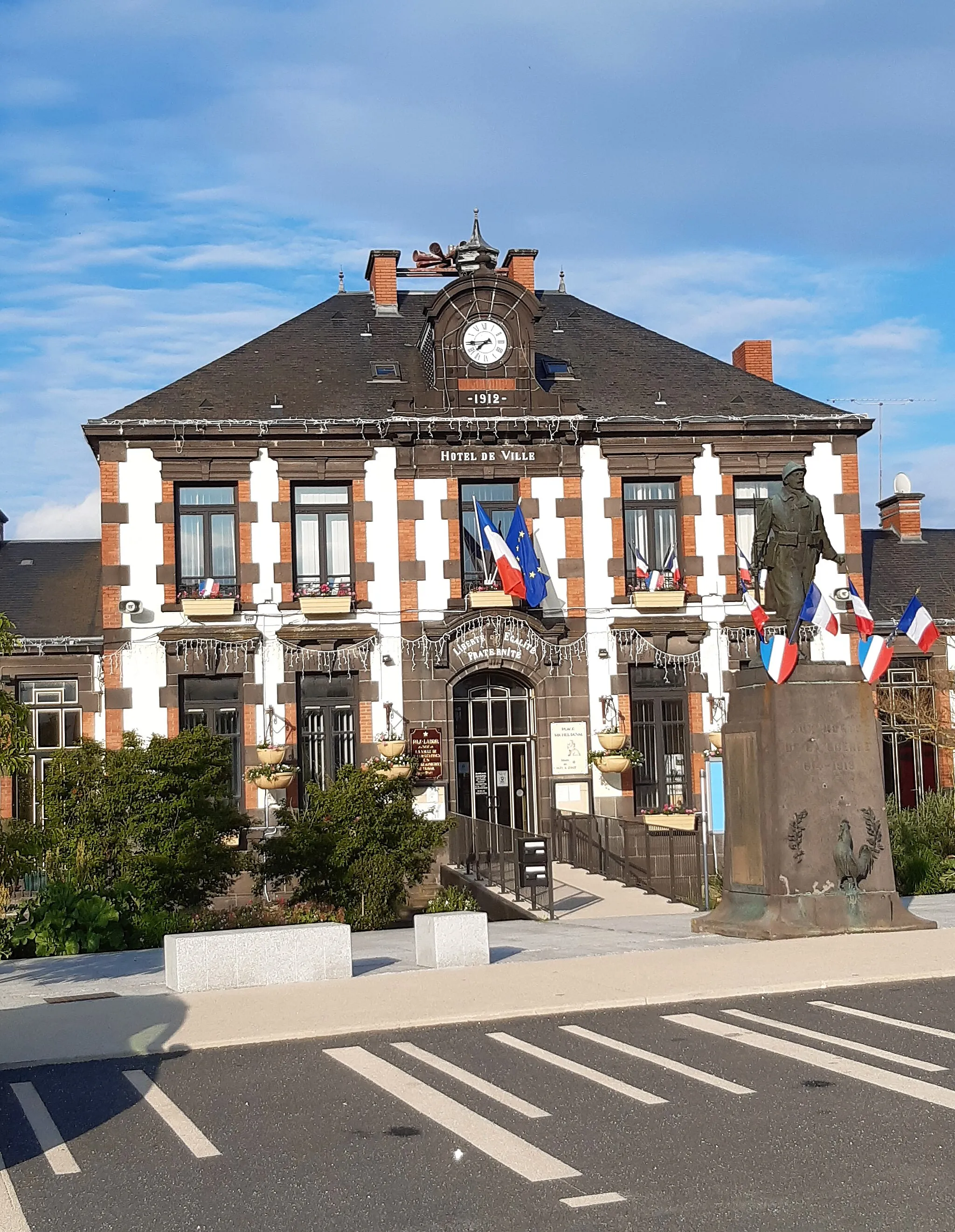 Photo showing: Mairie de Saint-Eloy-les-Mines - Puy de Dôme - France