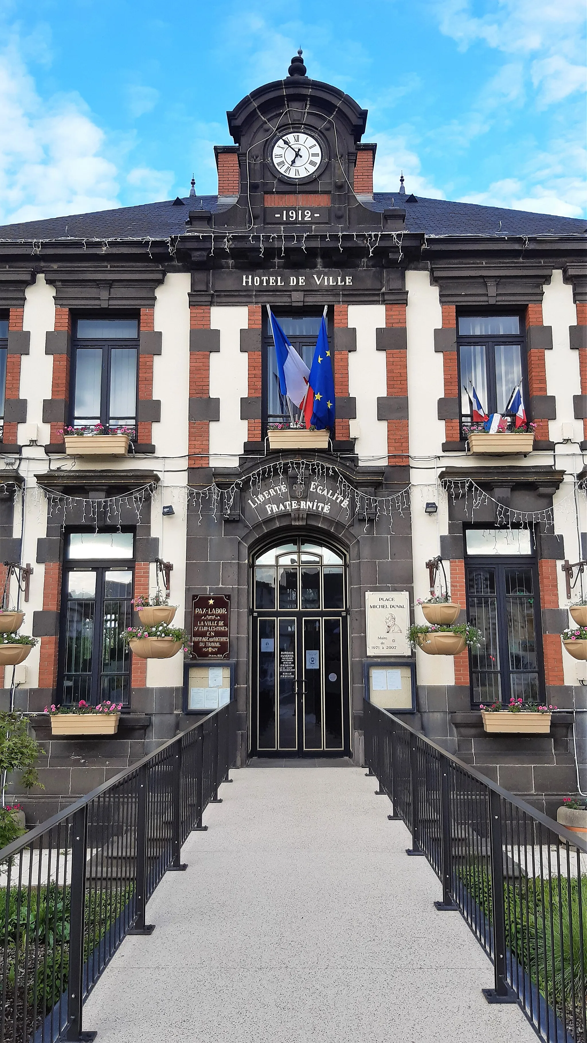 Photo showing: Mairie de Saint-Eloy-les-Mines - Puy de Dôme - France