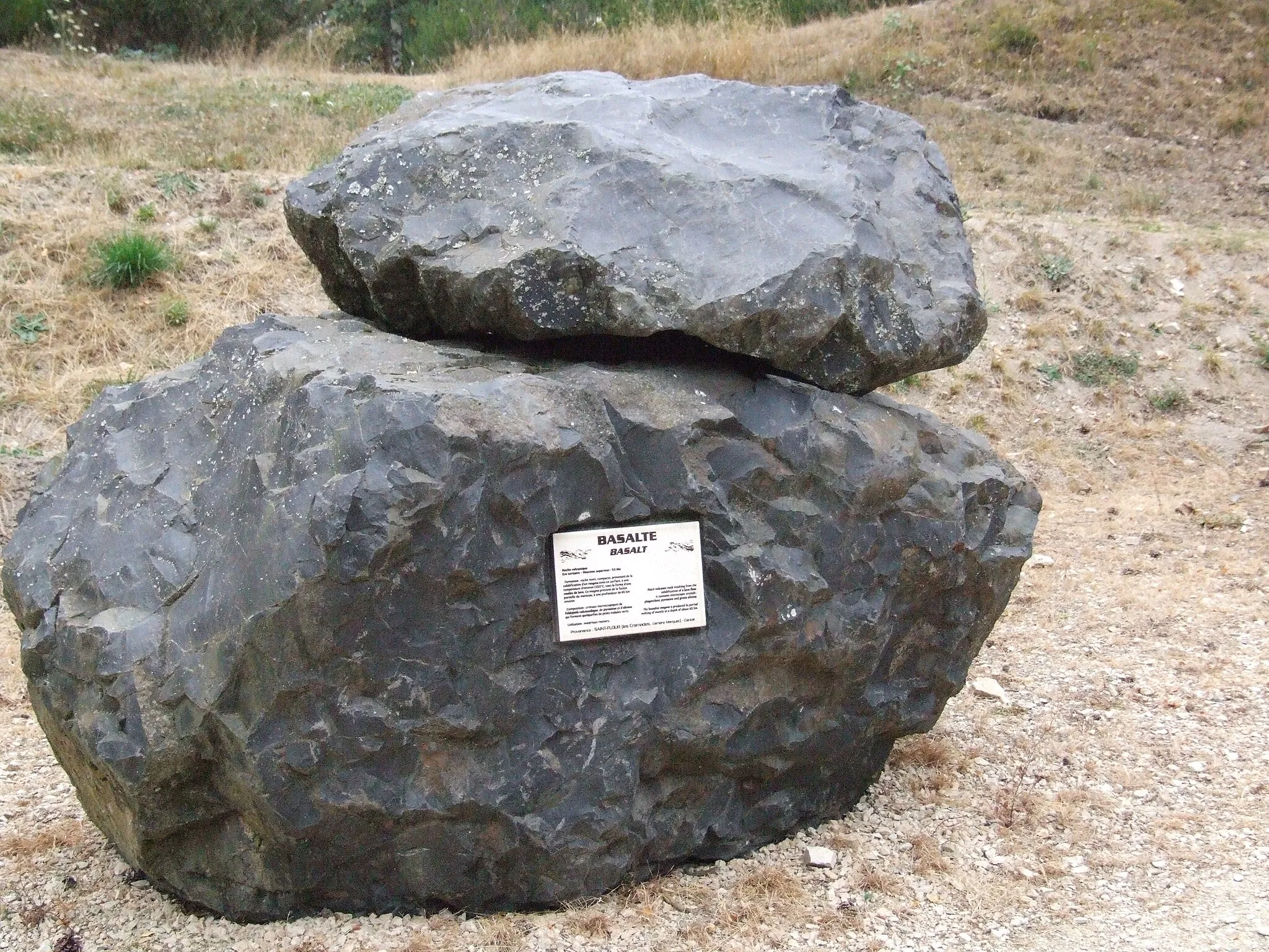 Photo showing: The Géoscope at the motorway service station, La Lozère, displays a collection of rocks found in Lozère. Each has a description.

Basalt
Provenance:St Flour, Cantal