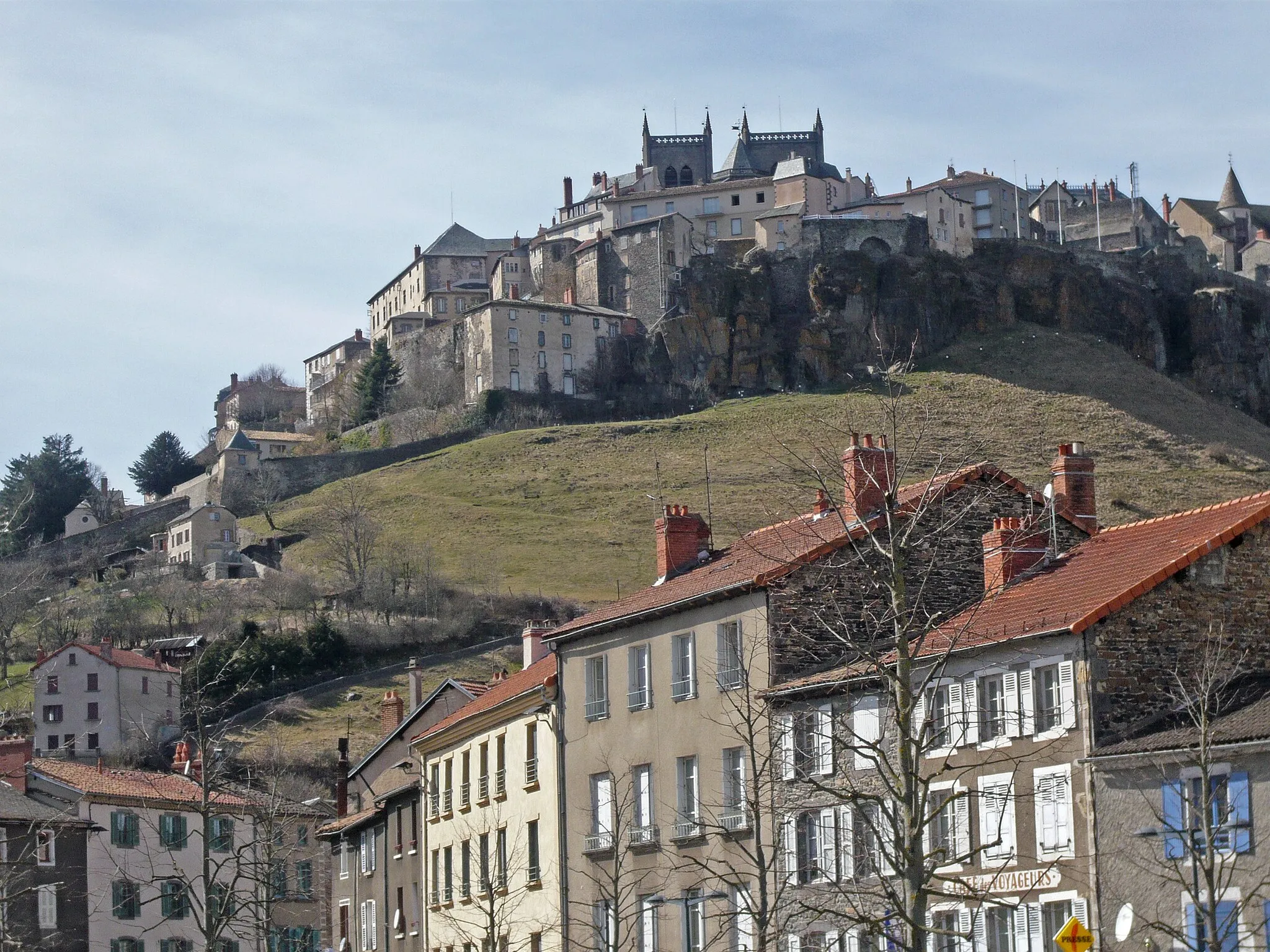 Photo showing: The upper town and its Walls.