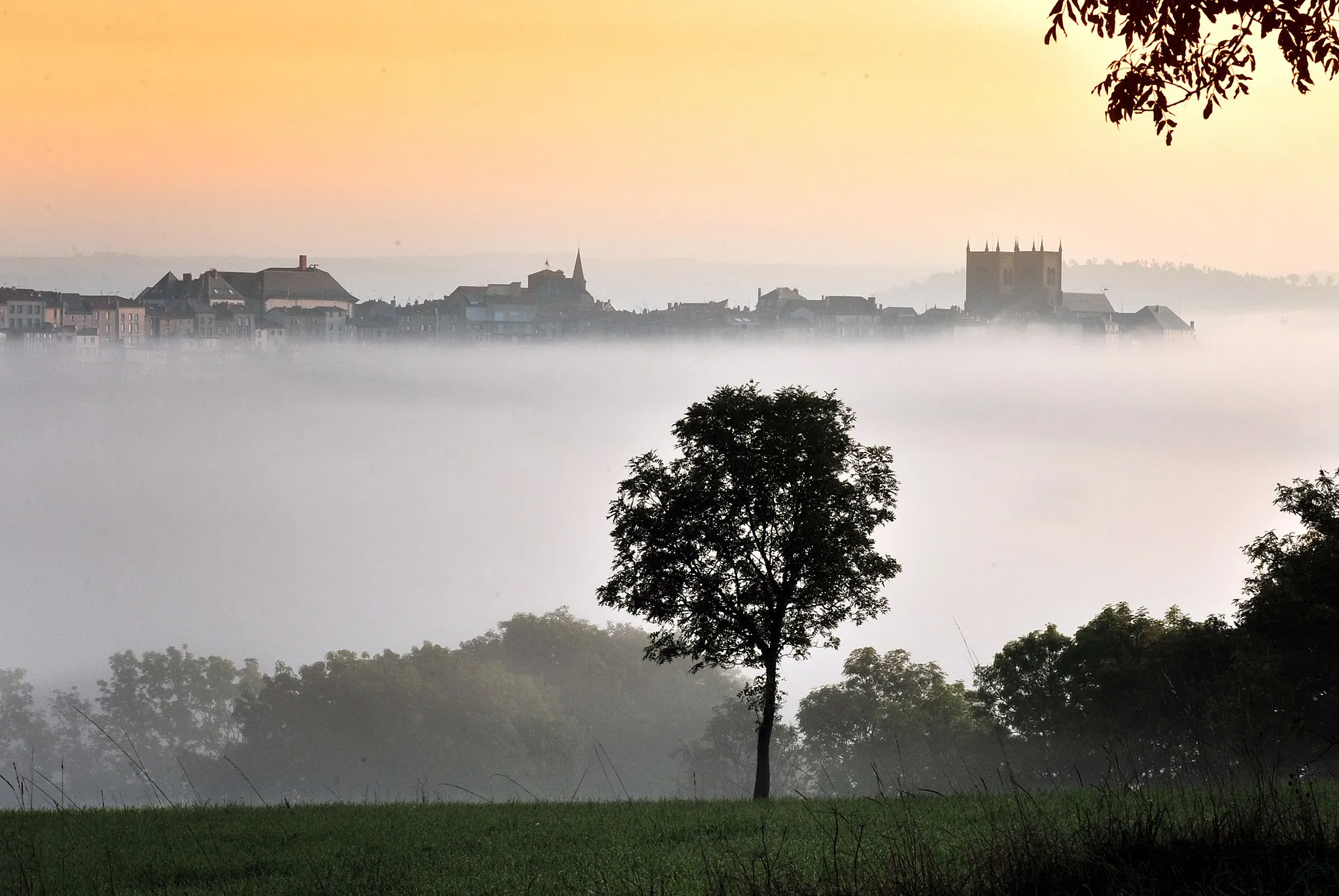 Photo showing: Saint-Flour, "ville haute", entourée par la brume matinale