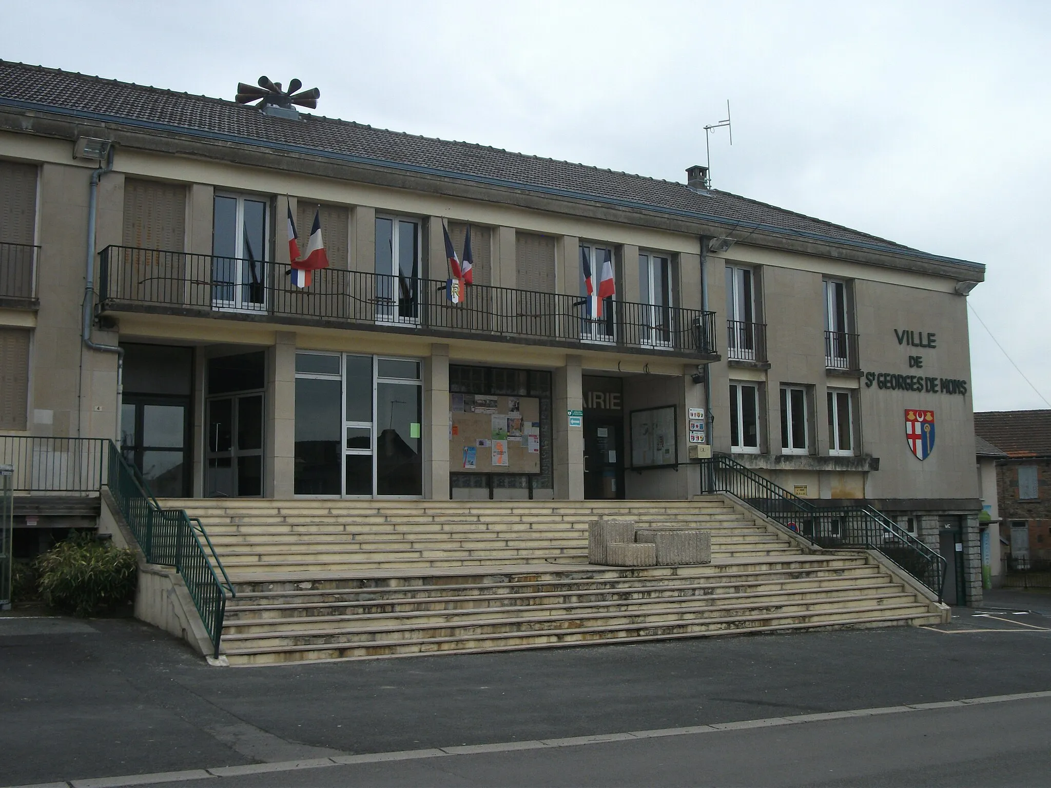 Photo showing: Town hall of Saint-Georges-de-Mons [15862]