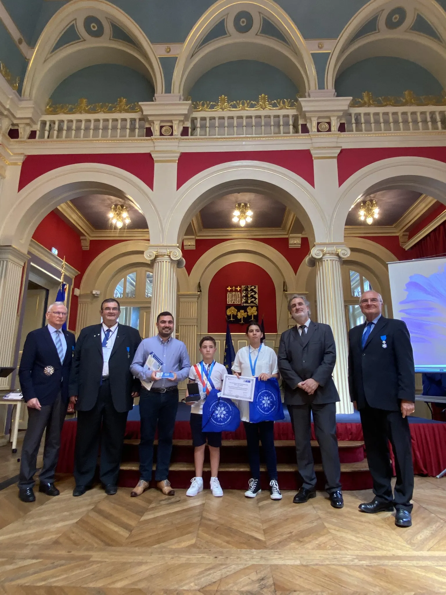 Photo showing: Distinguée par l’Association nationale des membres de l’Ordre national du Mérite pour son initiative mémorielle, la commune de Saint-Georges-de-Mons a aussi reçu la médaille du Président de la République le vendredi 9 juin 2023.