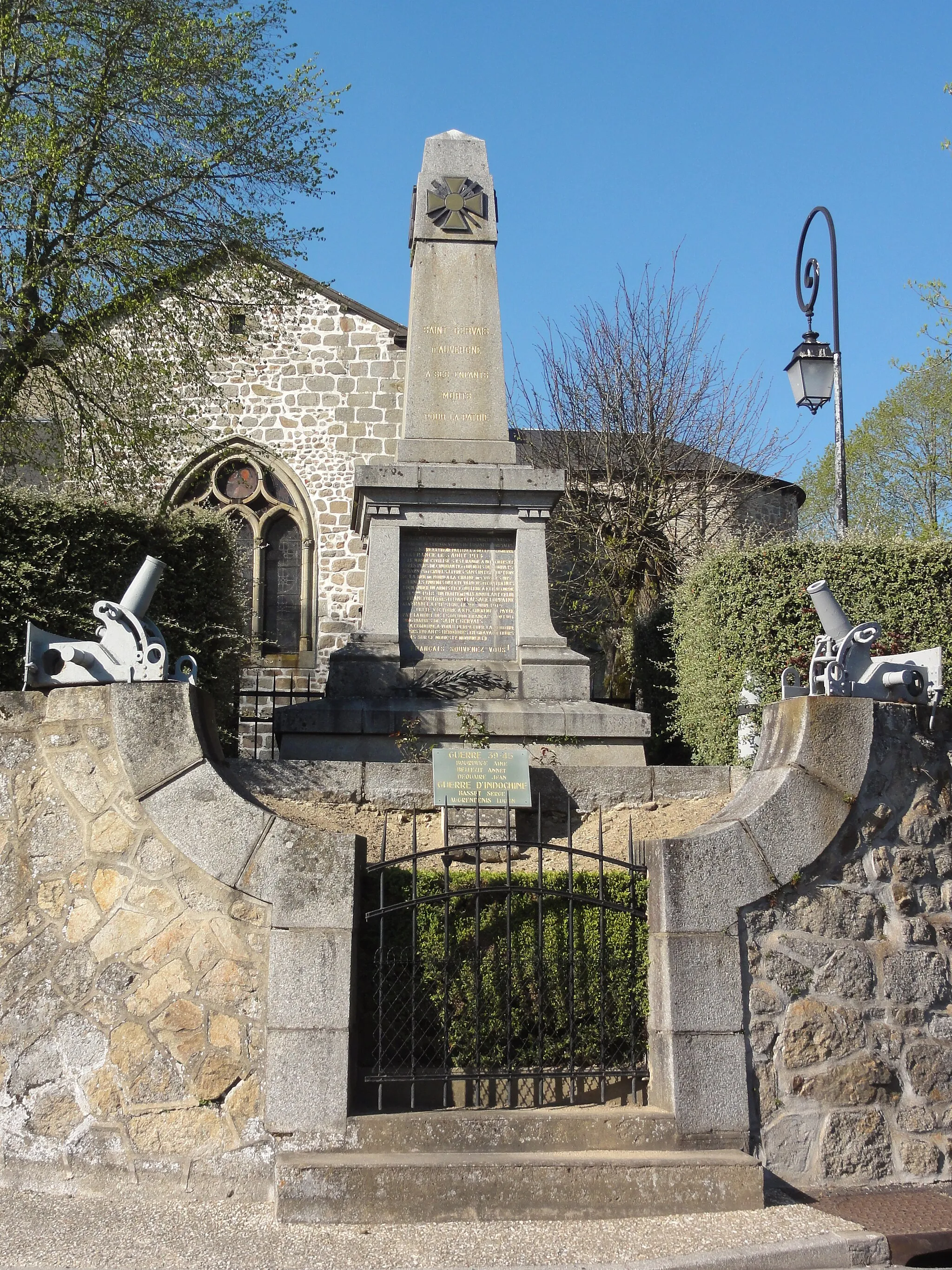 Photo showing: Saint-Gervais-d'Auvergne (Puy-de-Dôme) monument aux morts après de l'église