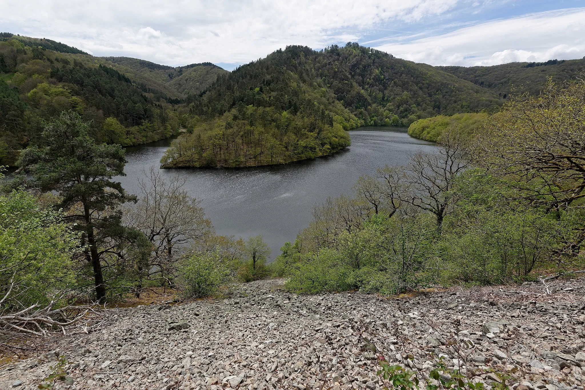 Photo showing: Vue sur les méandres de la Sioule depuis le chemin bâti allant jusqu'au barrage de Queuille, à Saint-Gervais d'Auvergne.