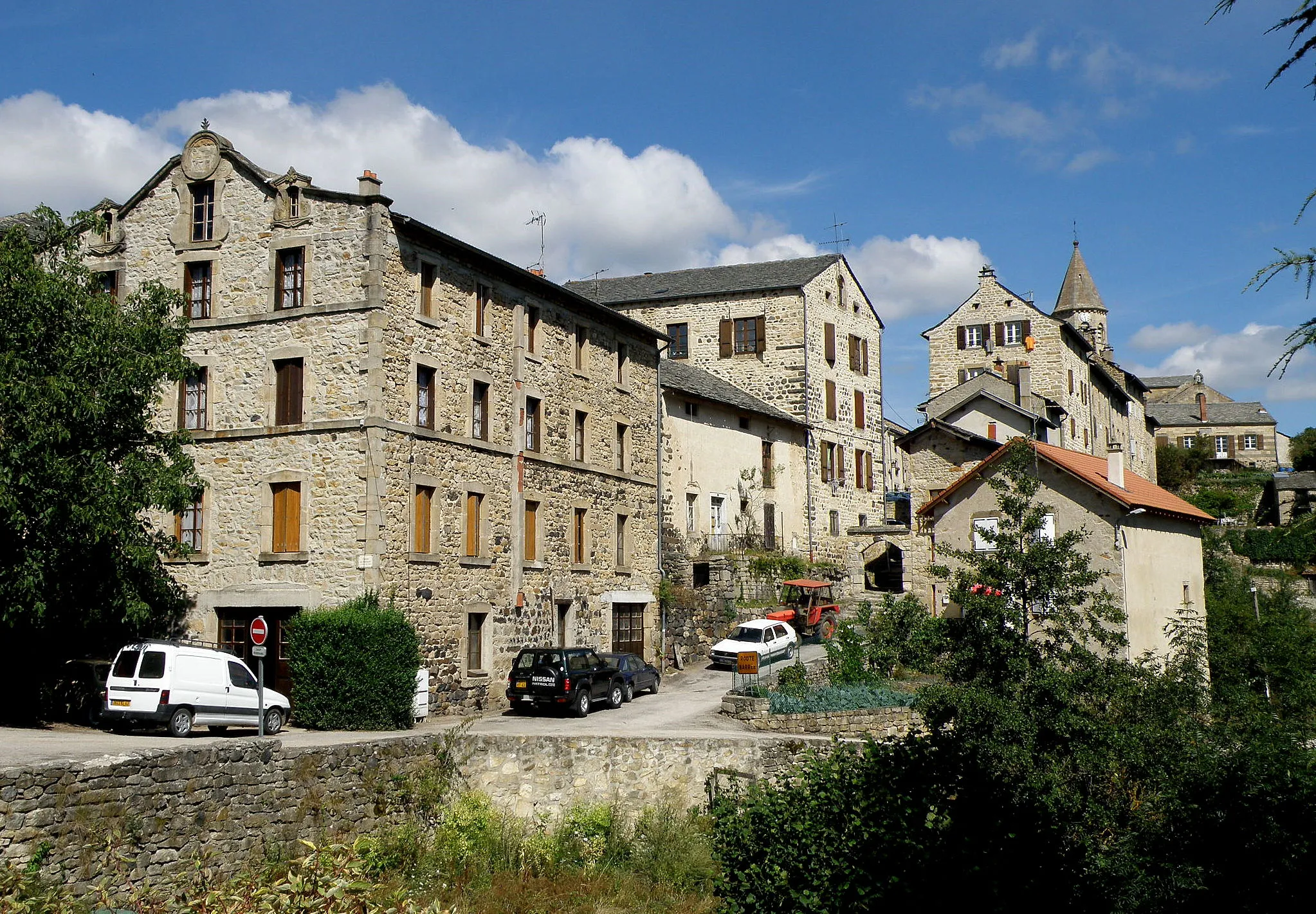 Photo showing: Saint-Julien-Chapteuil, comm. du dép. de la Haute-Loire, France (région Auvergne).
Vue générale depuis le sud.