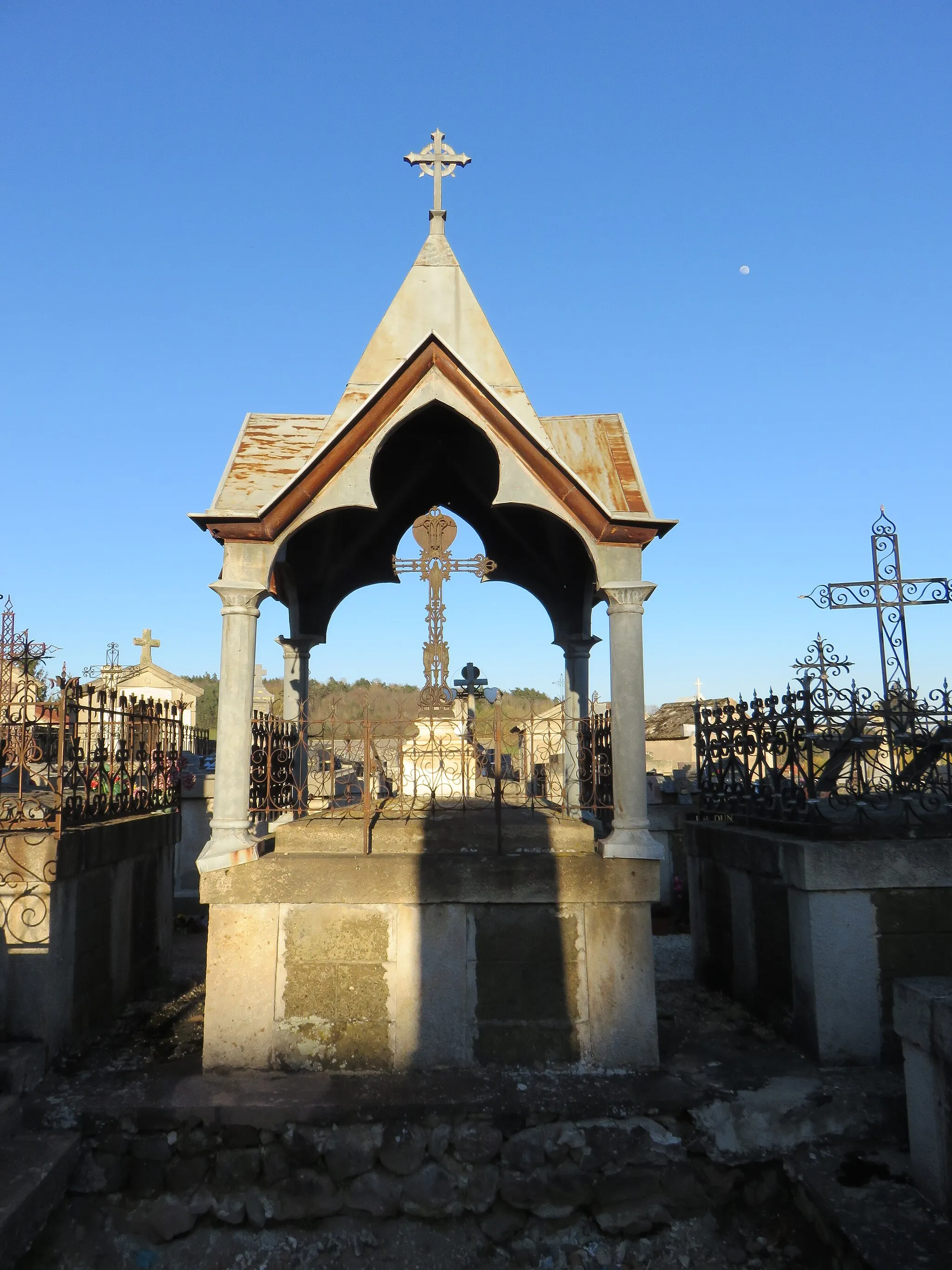 Photo showing: Image du cimetière de Saint-Paulien (Haute-Loire, France).