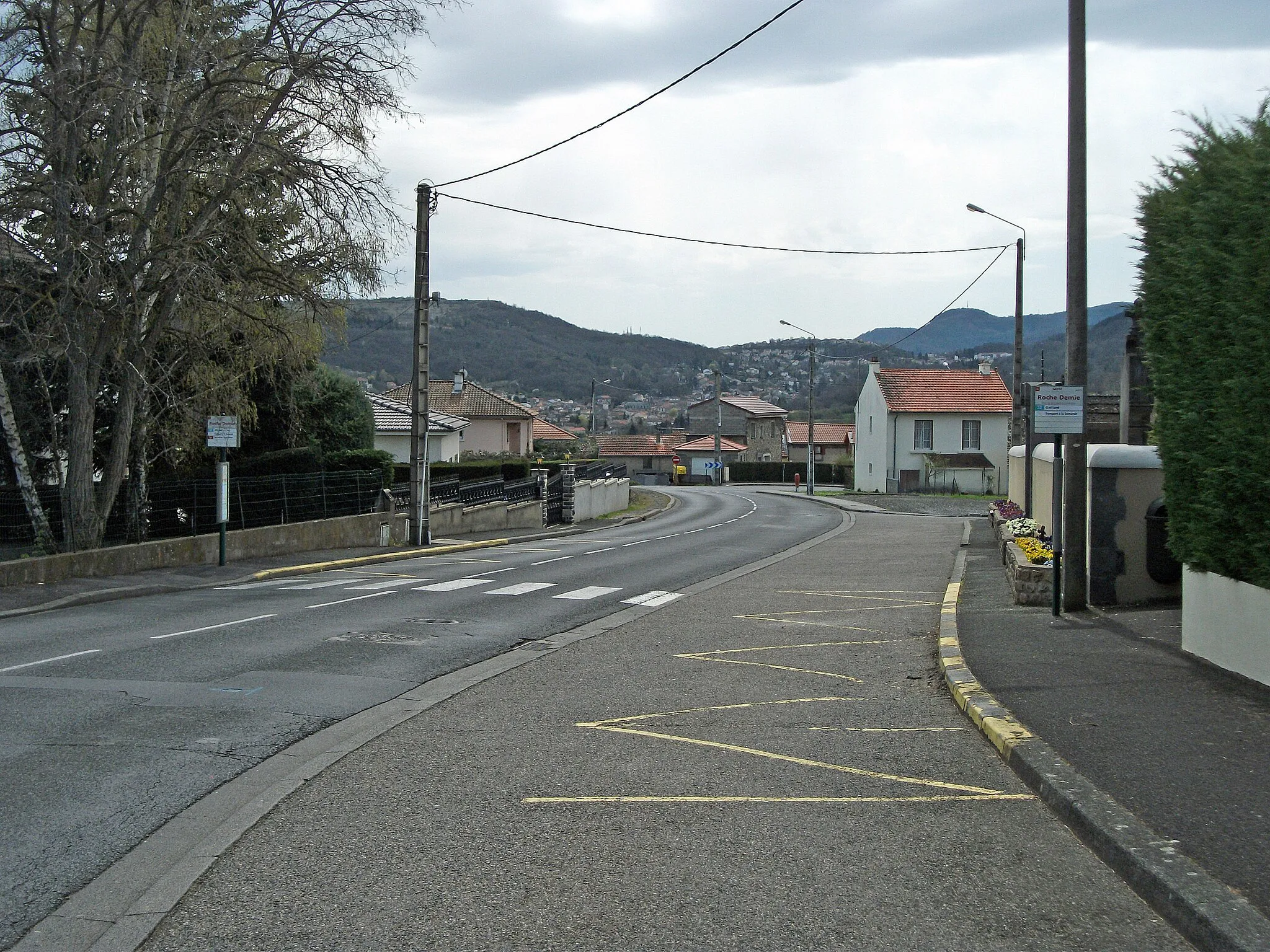 Photo showing: Roche Demie bus stop (line 32 of T2C network) on departmental road 15, near cemetery, towards town centre of Sayat, Auvergne, France. Elevation: 473m/1,552ft