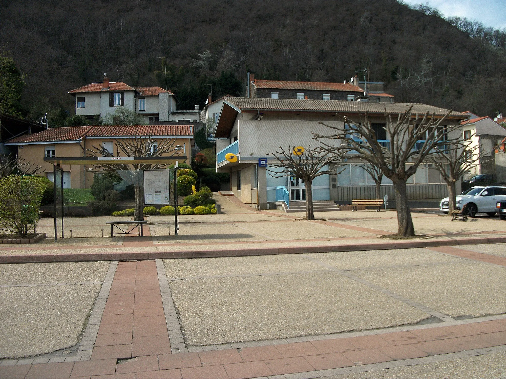 Photo showing: Letrade bus stop and post office in Sayat, Puy-de-Dôme, Auvergne, France.