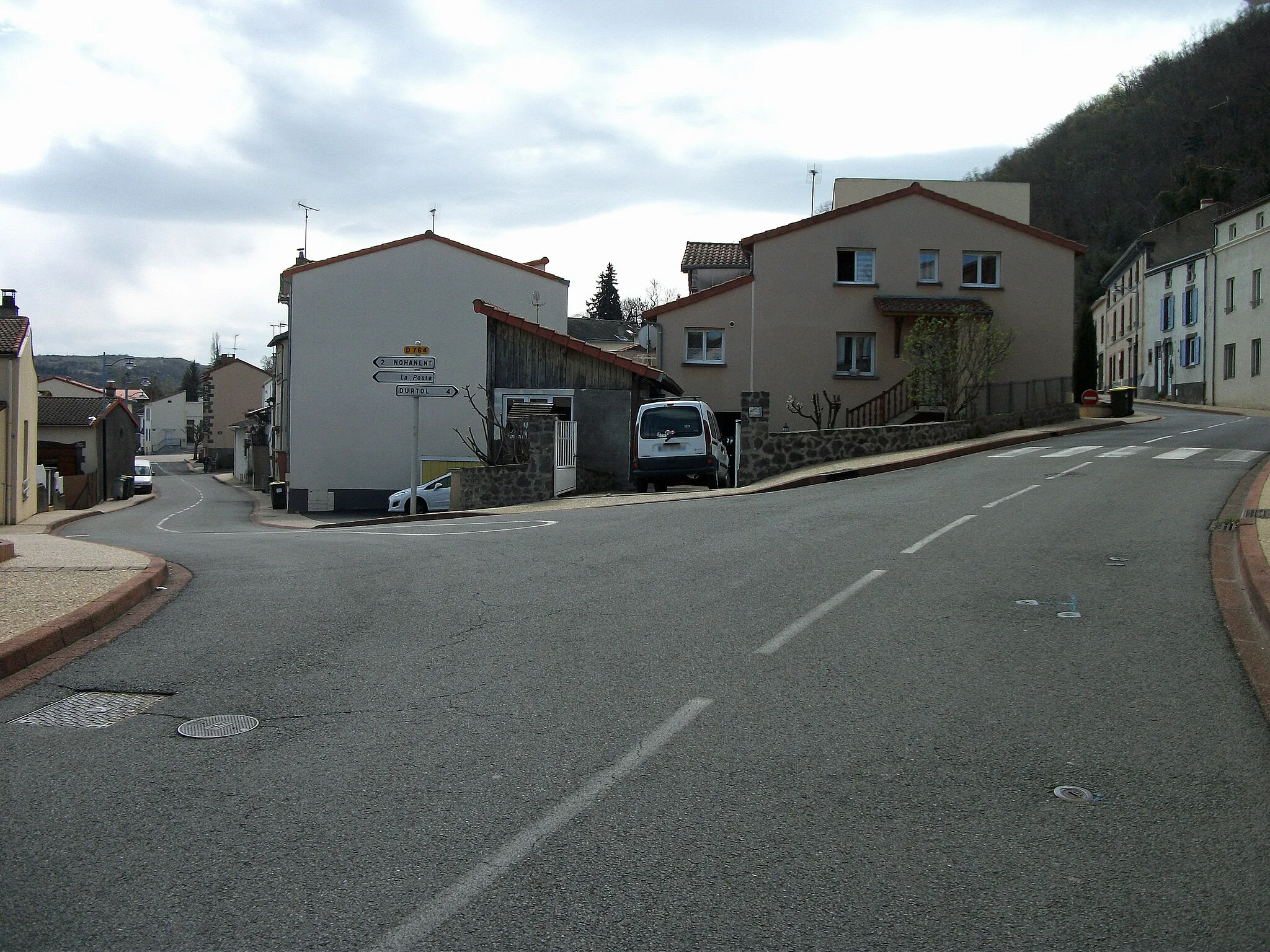 Photo showing: Roads towards Nohanent (departmental road 764) and Durtol, in Sayat, Auvergne, France.