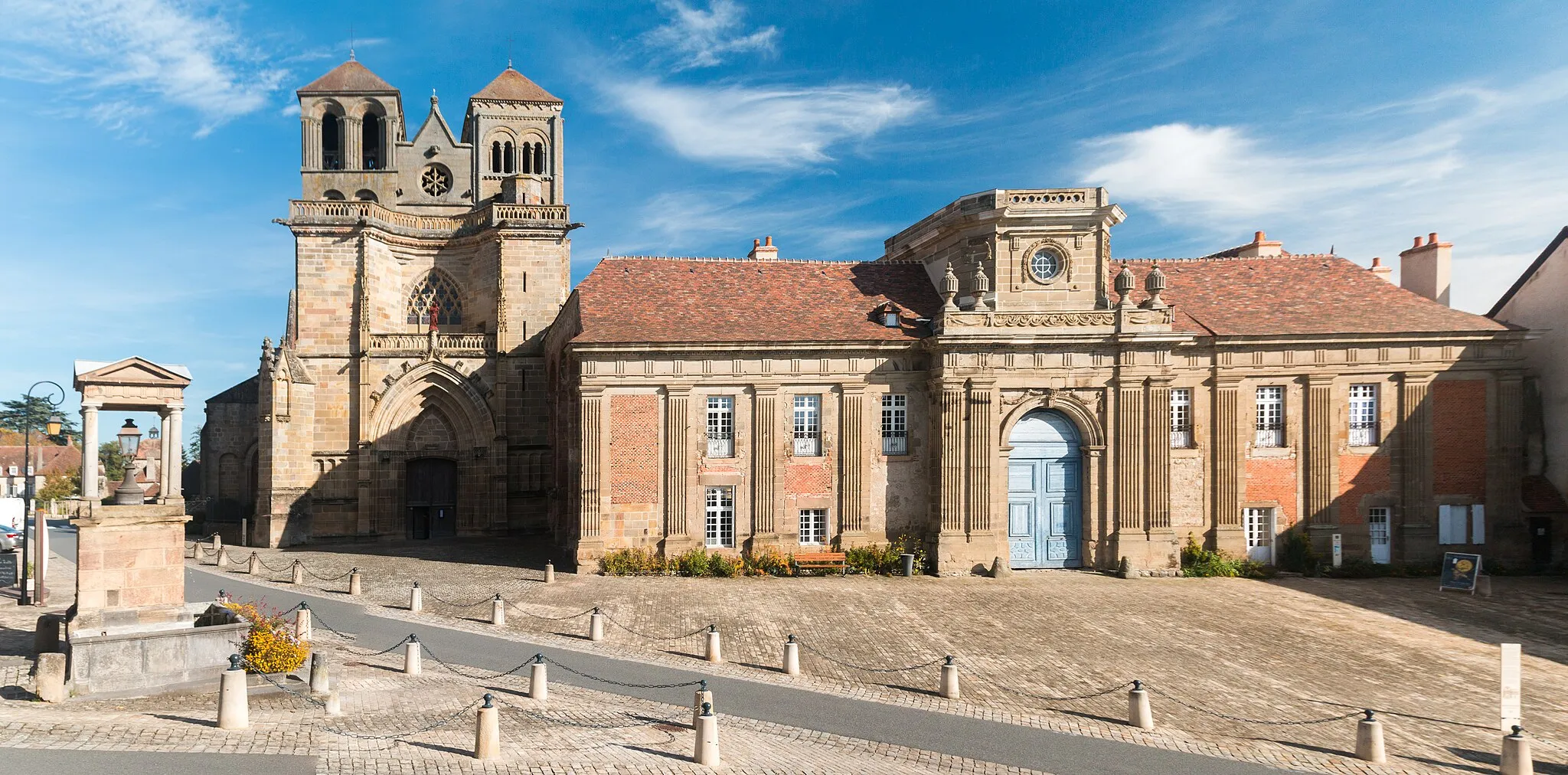 Photo showing: The imposing monastery building, built in the 17th century, before the Romanesque church of which emerge the two towers.