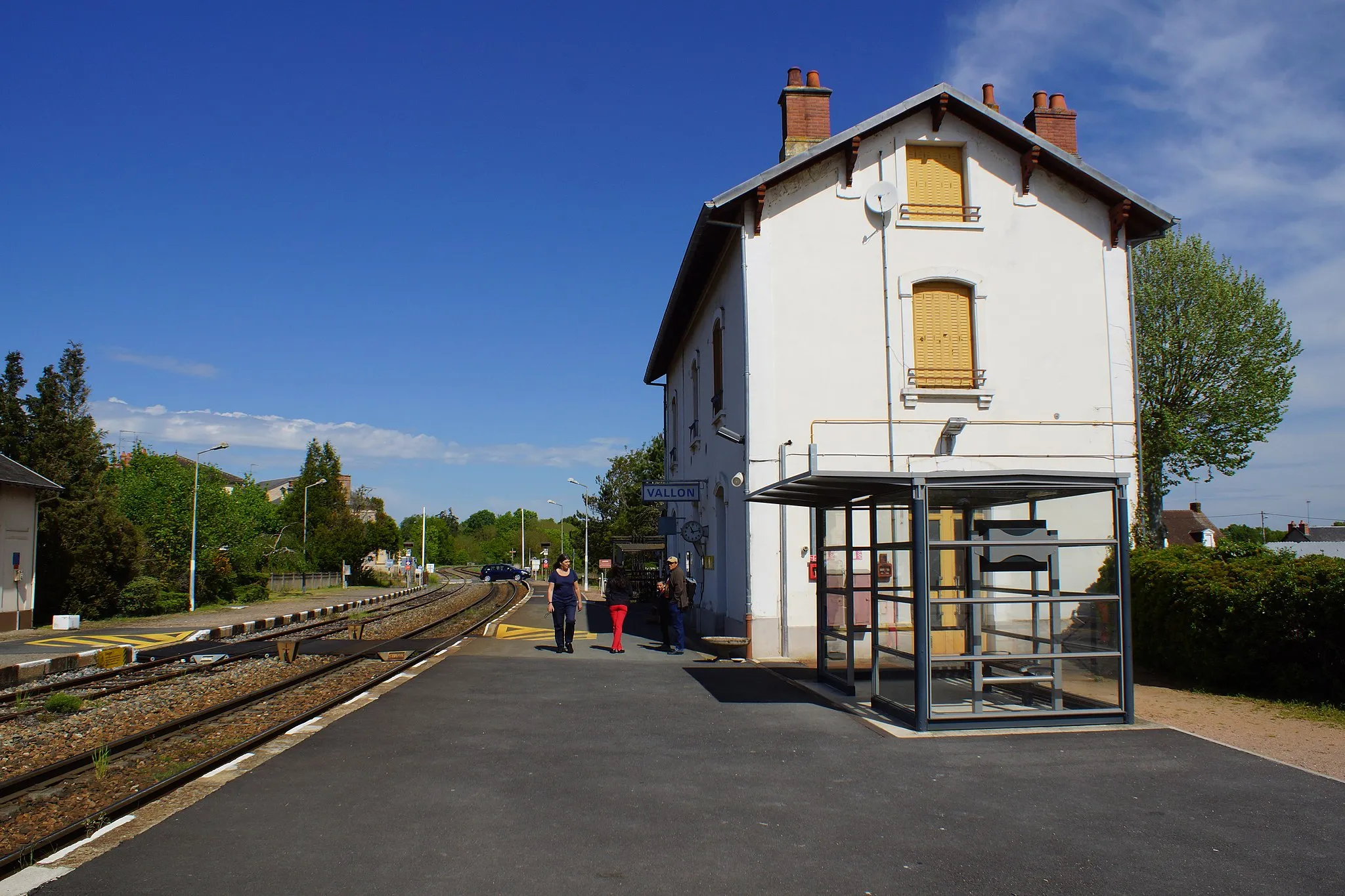 Photo showing: Intérieur de la gare avec à droite l'abri du quai 1 avec le panneau d'informations.