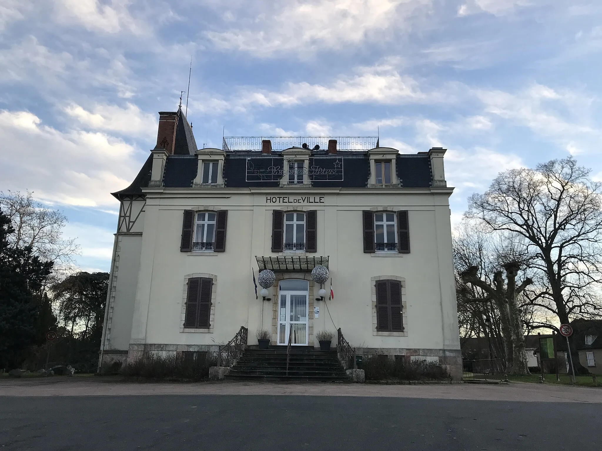 Photo showing: Vallon-en-Sully - hôtel de ville