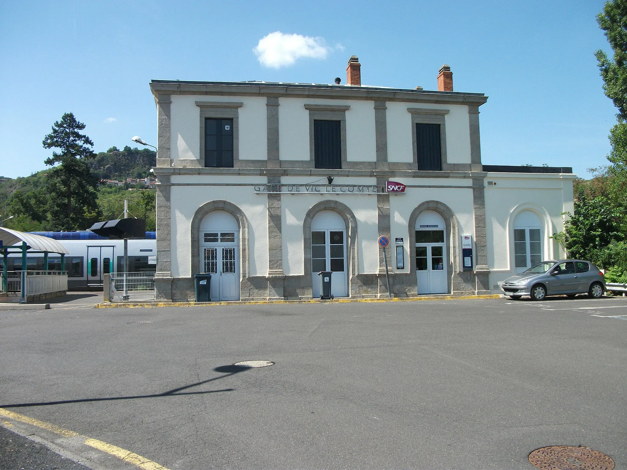 Photo showing: Vic-le-Comte railway station [8699]