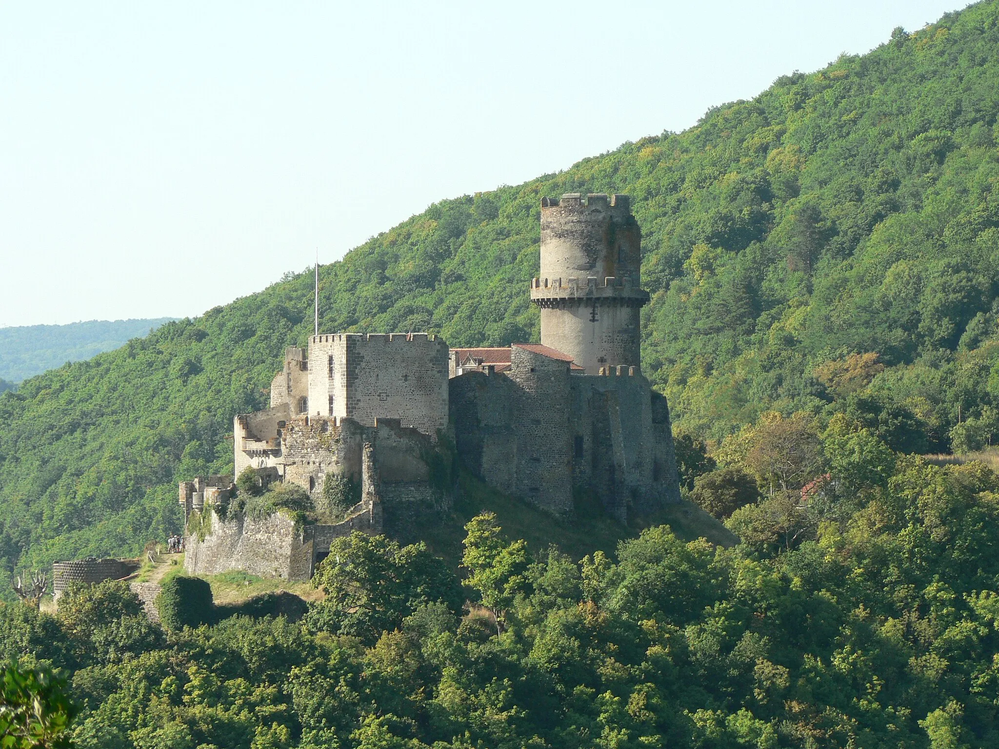 Photo showing: Château de Tournoël vu depuis Beauvaleix (hameau de la commune d'Enval).