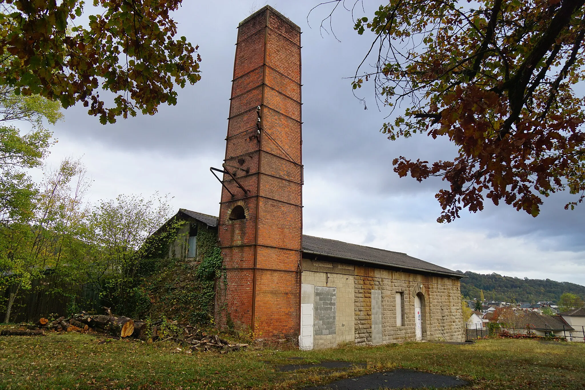 Photo showing: Anciens fours à coke des houillères de Champagnac à Ydes, dont le rez-de-chaussez est aménagé en mémorial en souvenir du passé minier.