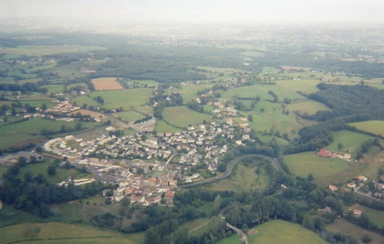 Photo showing: Vue aérienne de Sansac-de-Marmiesse