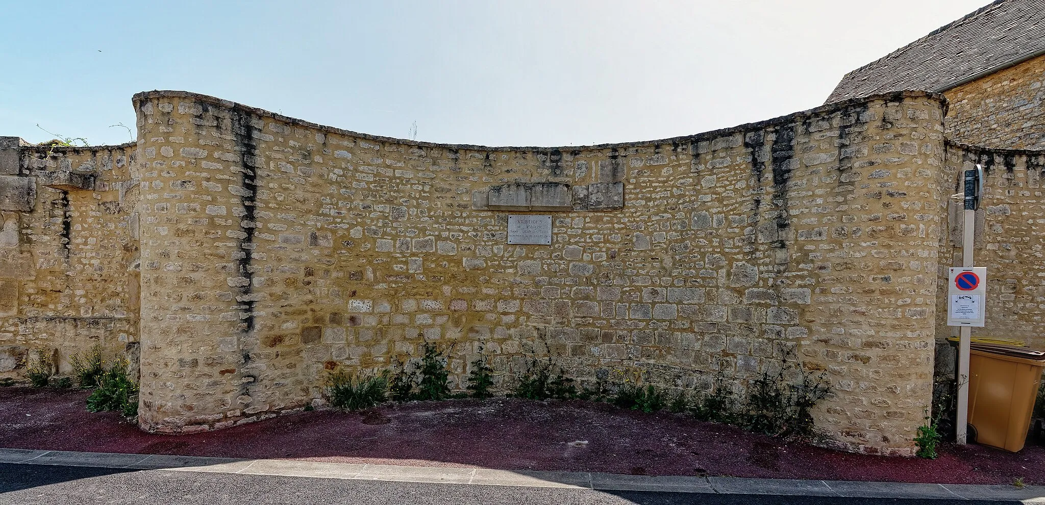 Photo showing: Vestiges du mur de l'abside de l'ancienne église Saint-Jean-Baptiste. (Argences, Calvados, Normandie, France).