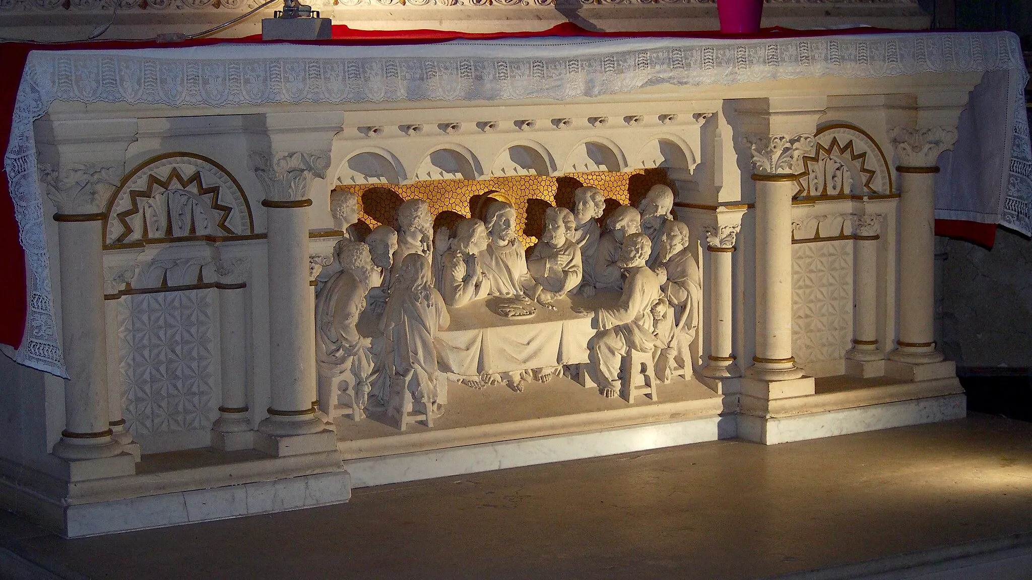 Photo showing: Athis-de-l'Orne (Normandie, France). Le haut-relief de la Cène du maitre-autel de l'église Saint-Vigor, inscrit à titre d'objet monument historique.