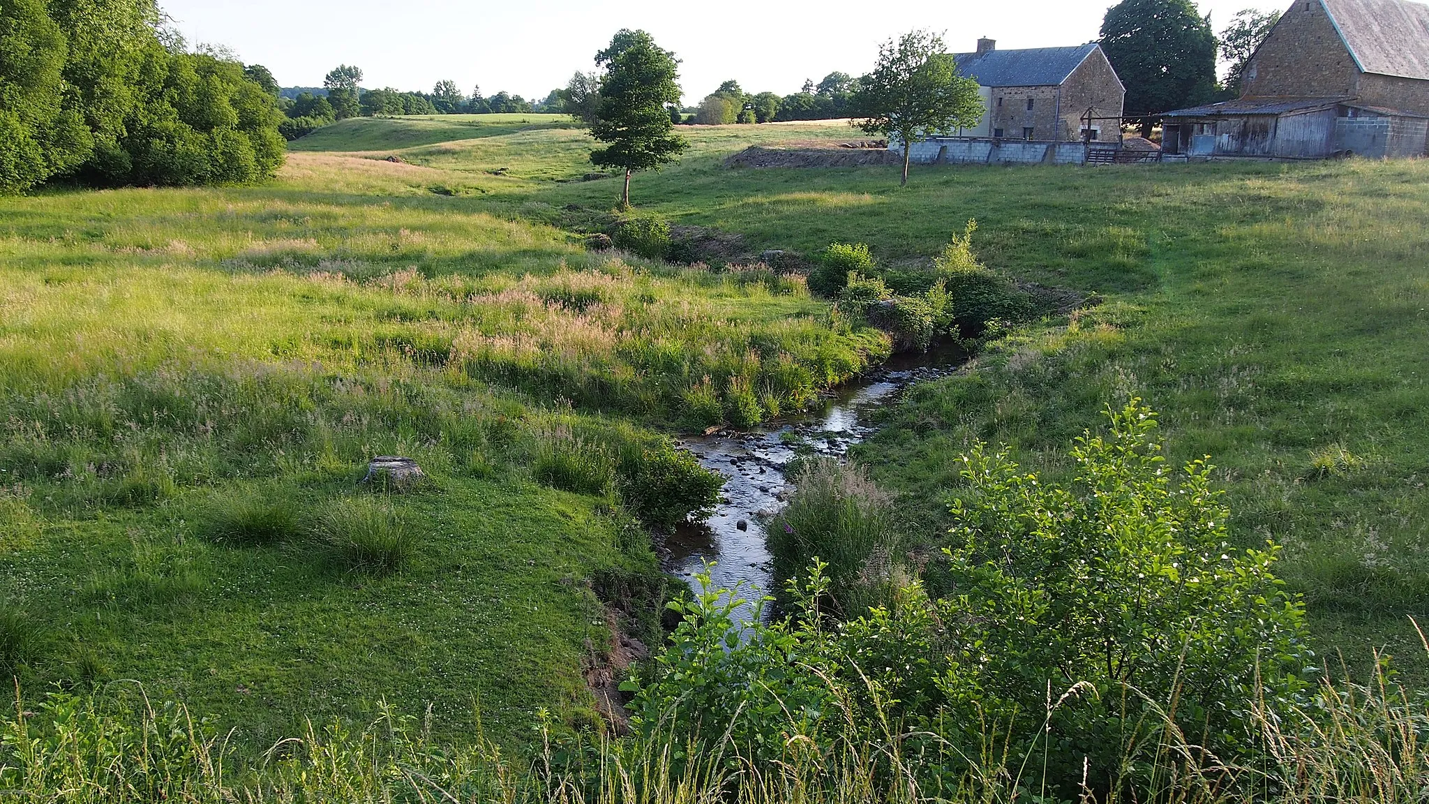 Photo showing: Le Lembron entre Ronfeugerai, à gauche, et Athis-de-l'Orne, à droite (Normandie, France).