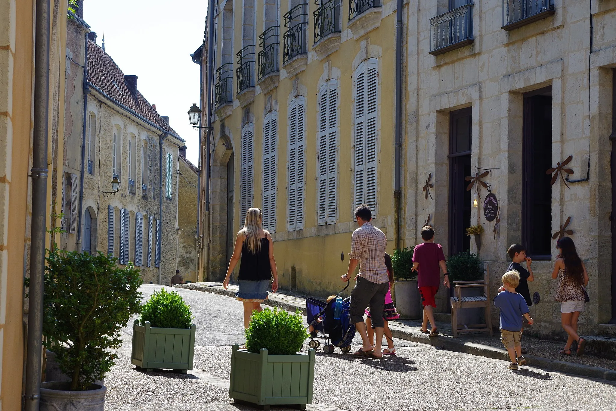 Photo showing: www.cdcpaysbellemois.fr/tourisme  La rue ville close de Bellême est bordée de majestueux hôtels particuliers aux façades colorées