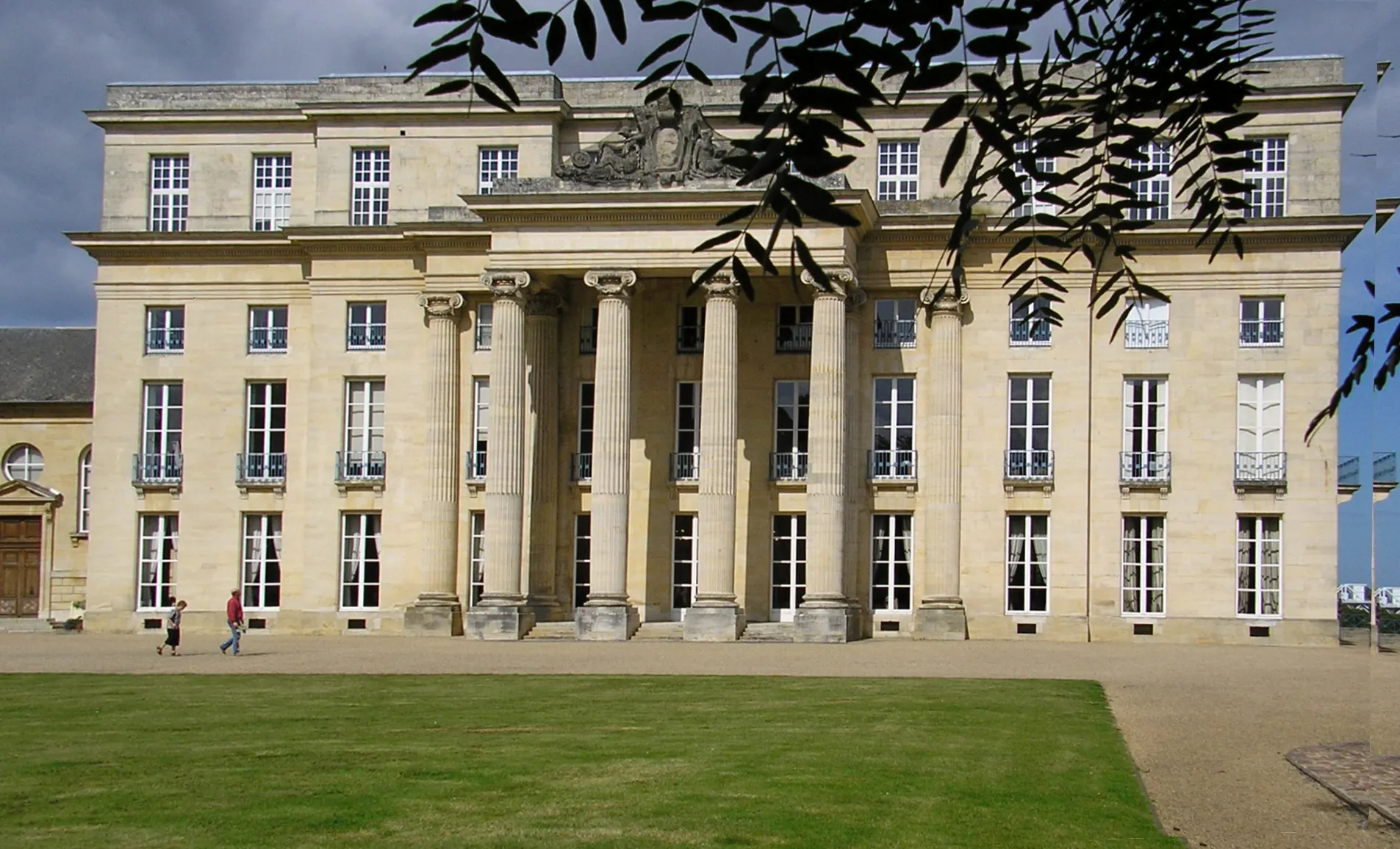 Photo showing: Bénouville (France - Région Normandie - Dép. du Calvados) — Façade du château de Bénouville. Construction entre 1765 et 1785. Architecte : Claude Nicolas Ledoux. Style Néoclassique.