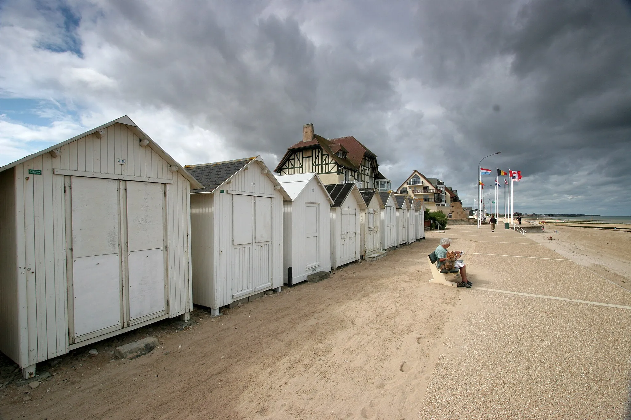 Photo showing: Cabines de plage à Bernières-sur-Mer (Calvados, Basse-Normandie, France).