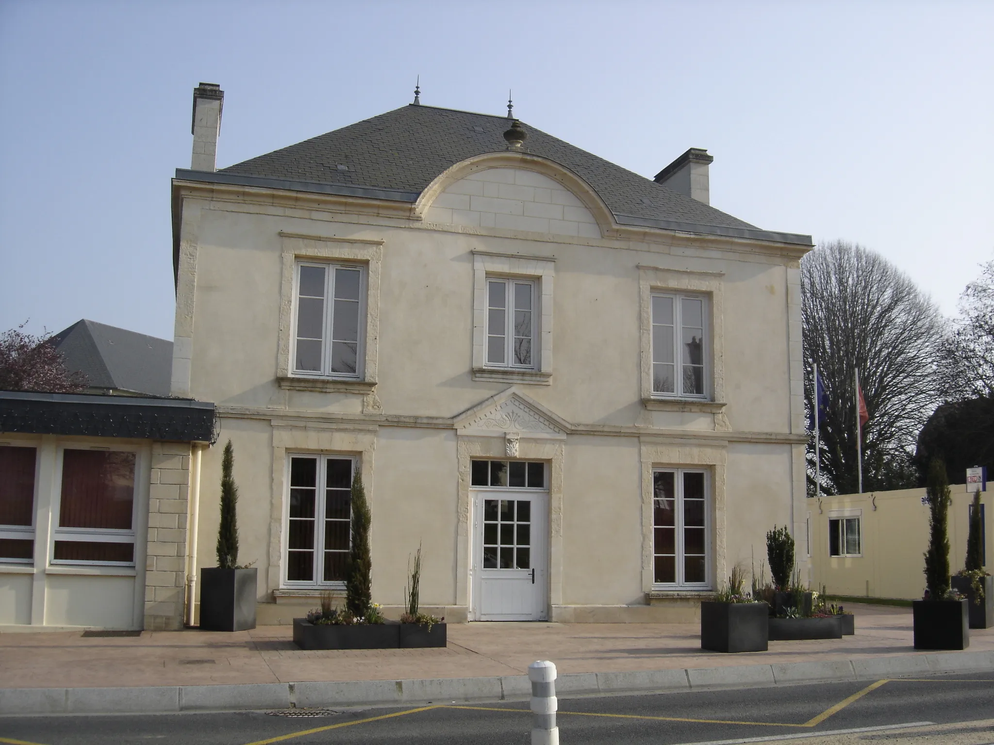 Photo showing: La mairie construite vers 1876 a servi également d'école