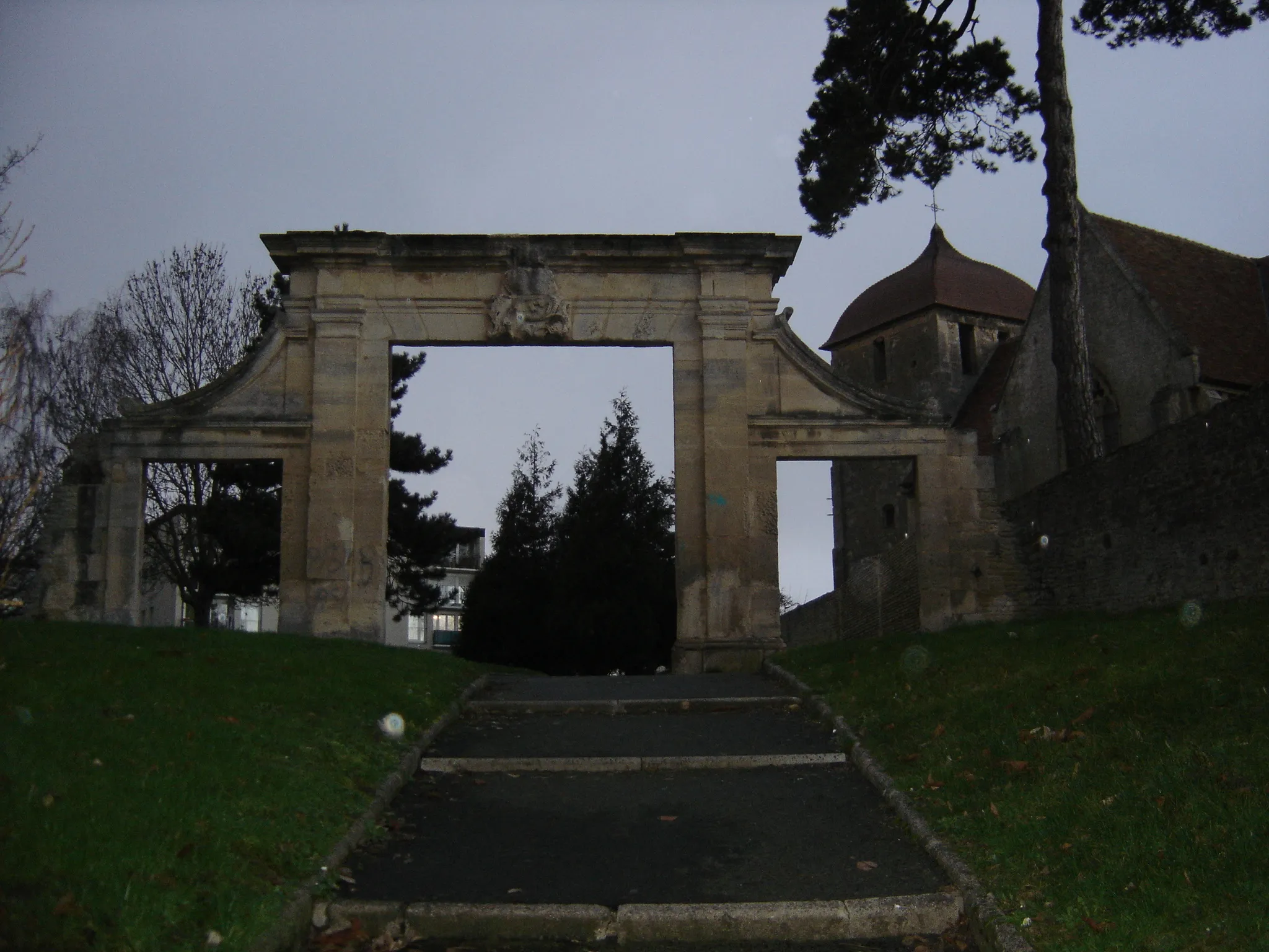 Photo showing: unique vestige d'un château jouxtant l'église de Blainville sur Orne